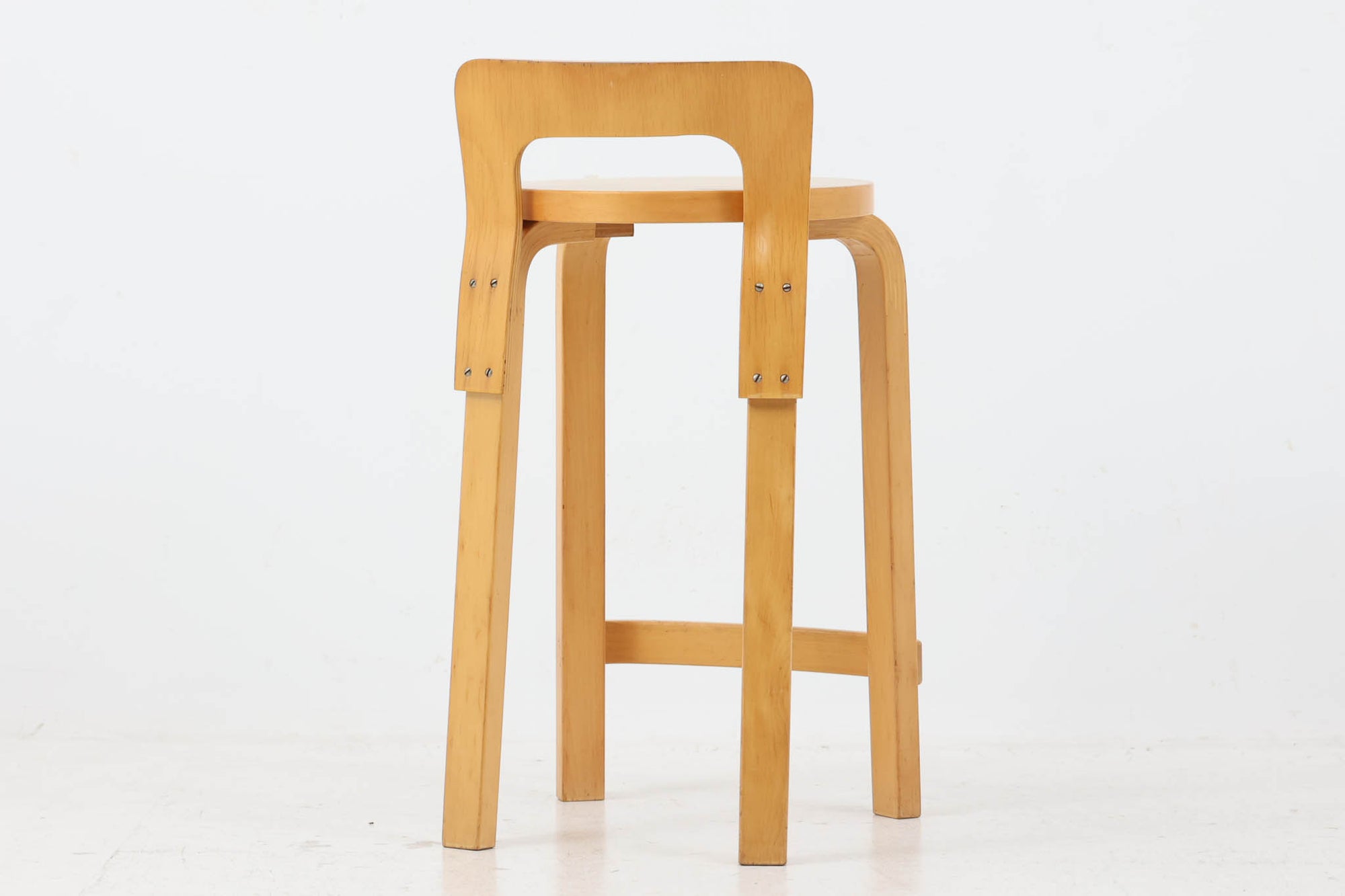 北欧より買い付けたアアルトデザインの1960～1970年代頃に製造されたと思われるハイチェアです。座面に経年変化が楽しめるリノリウム素材が使用されています。経年により色味が濃くなったバーチ材が魅力的です。マイナスビスが使用された古いタイプは現地でも少なくなってきております。