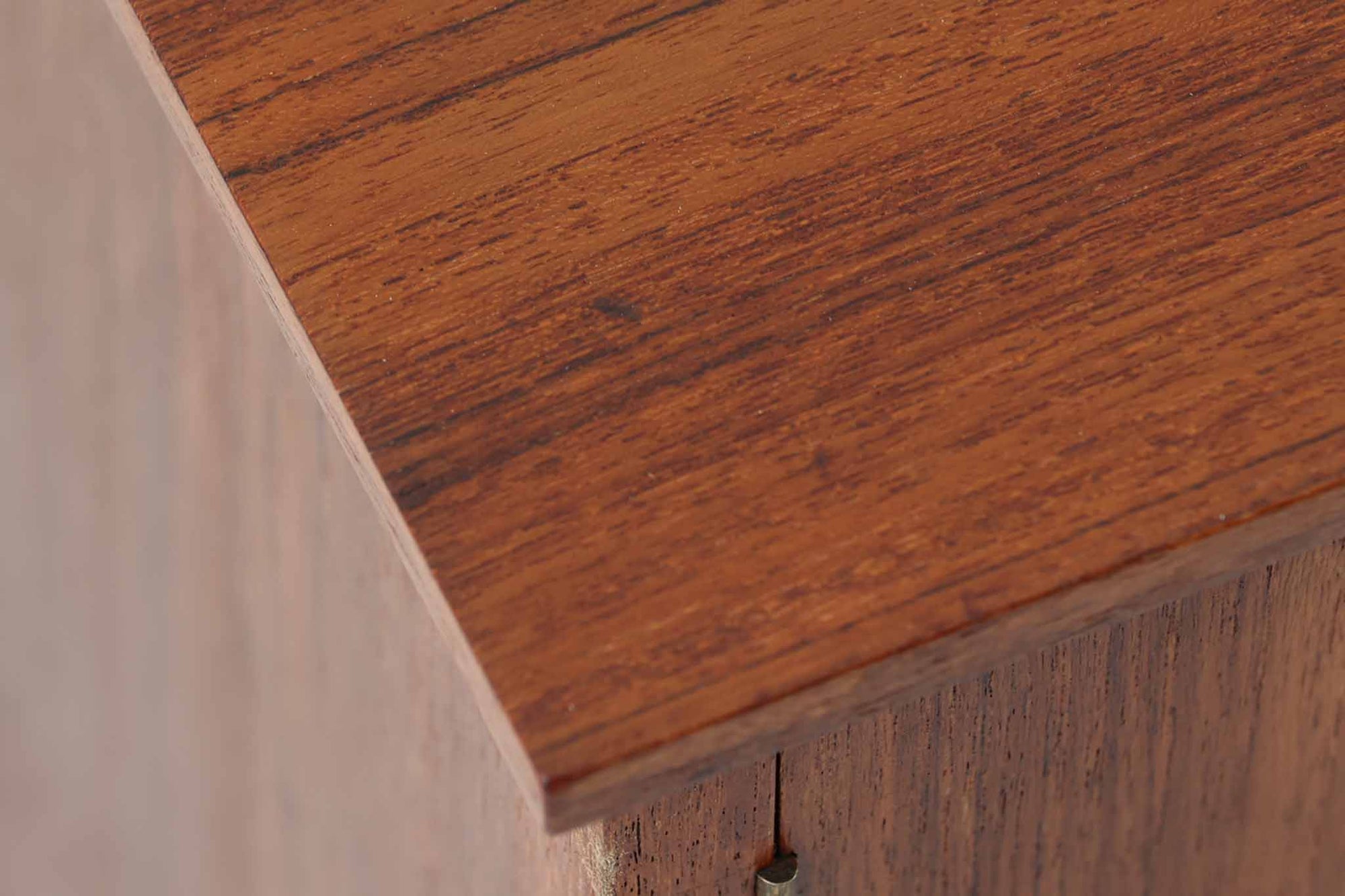 デンマークより買い付けたキャビネットです。小ぶりで可愛らしいデザインです。本体には良質なチーク材が使用されています。