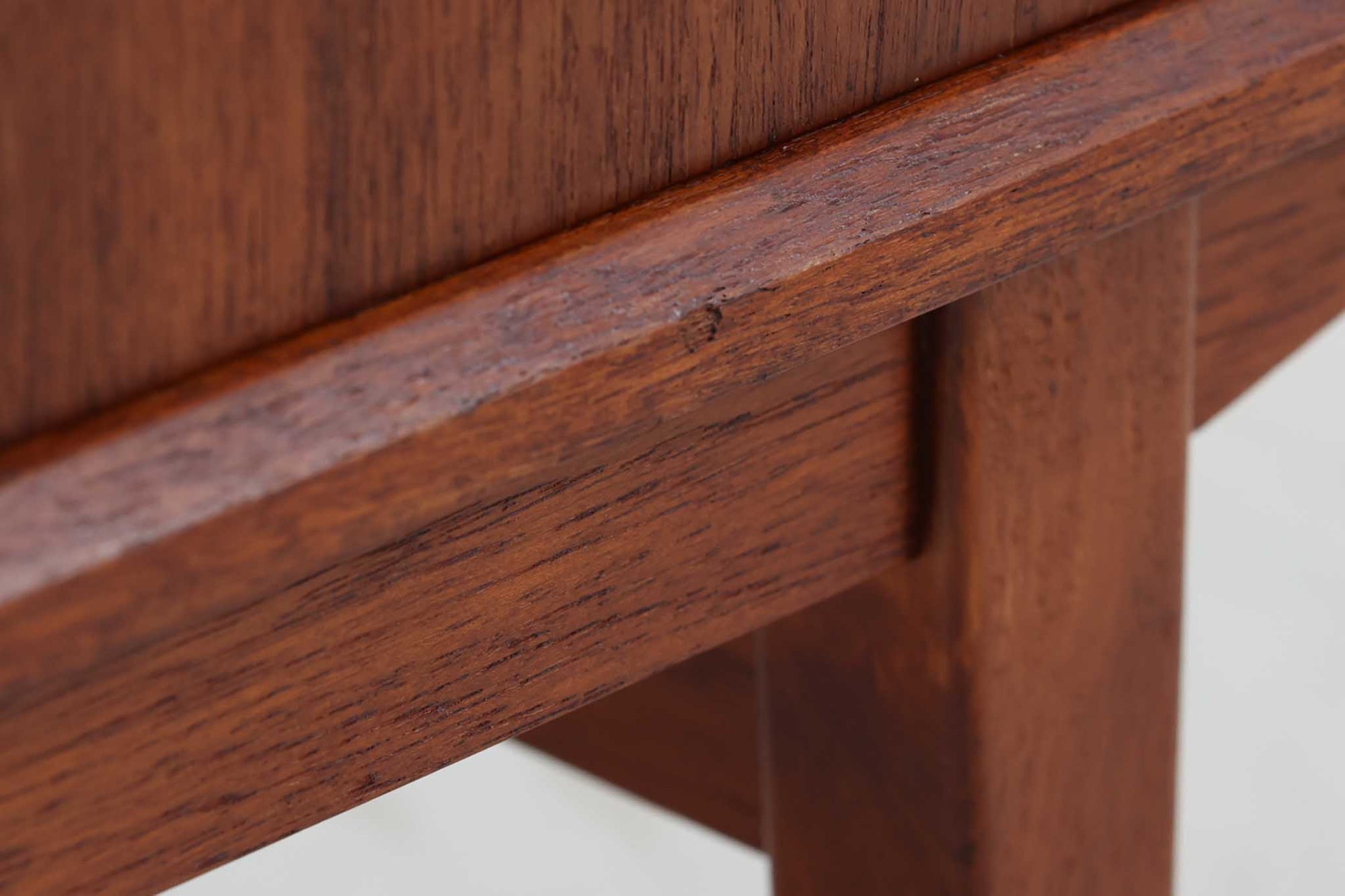 デンマークより買い付けたキャビネットです。小ぶりで可愛らしいデザインです。本体には良質なチーク材が使用されています。