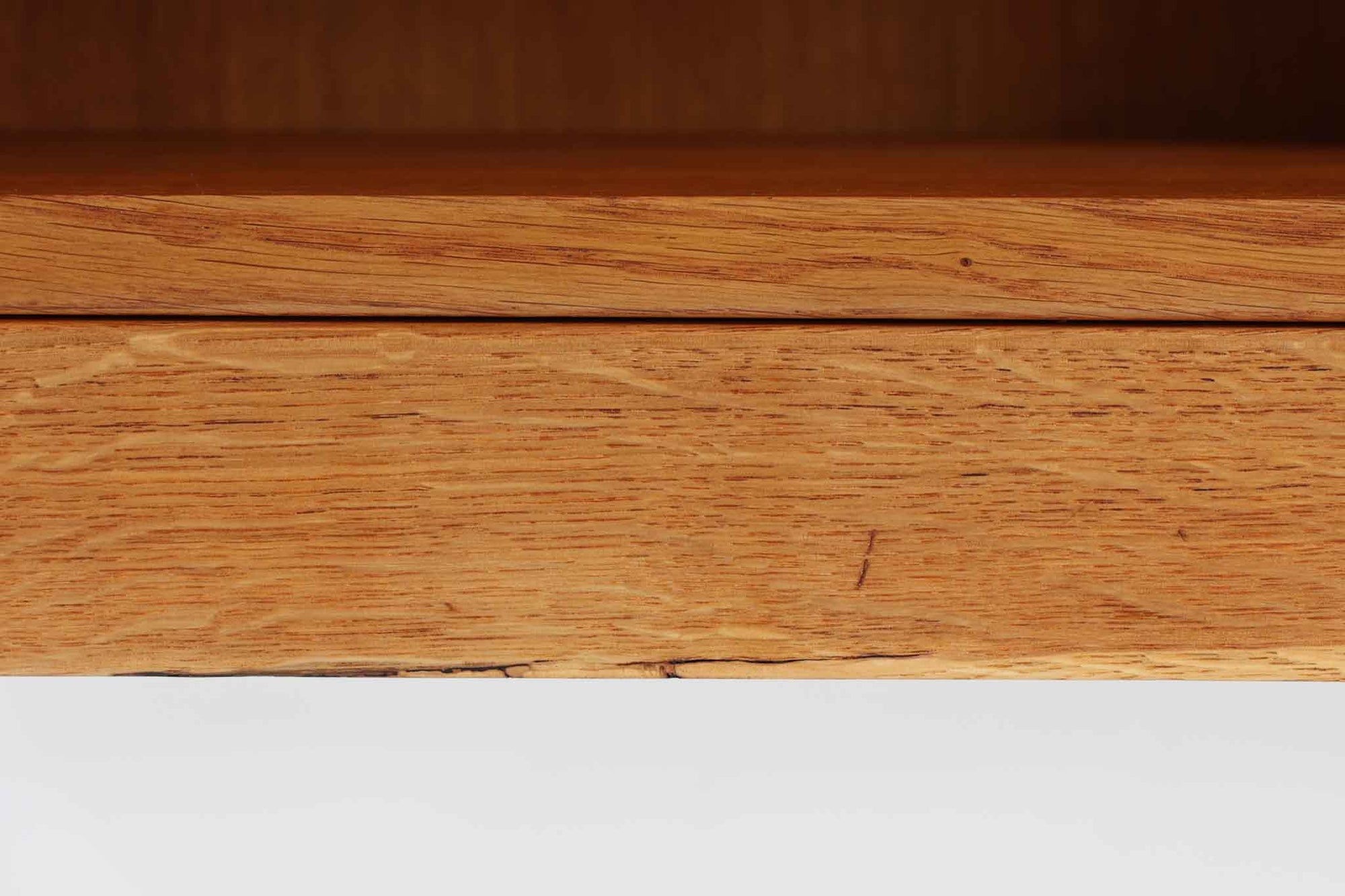 Borgemogensen(ボーエ・モーエンセン)によってデザインされたブックシェルフです。一見シンプルなフォルムですが、良質なオーク材が使用されており、FDB社によって細かい所まで丁寧に作成されています。リビングルームや書斎での本や装飾品の収納に最適です。