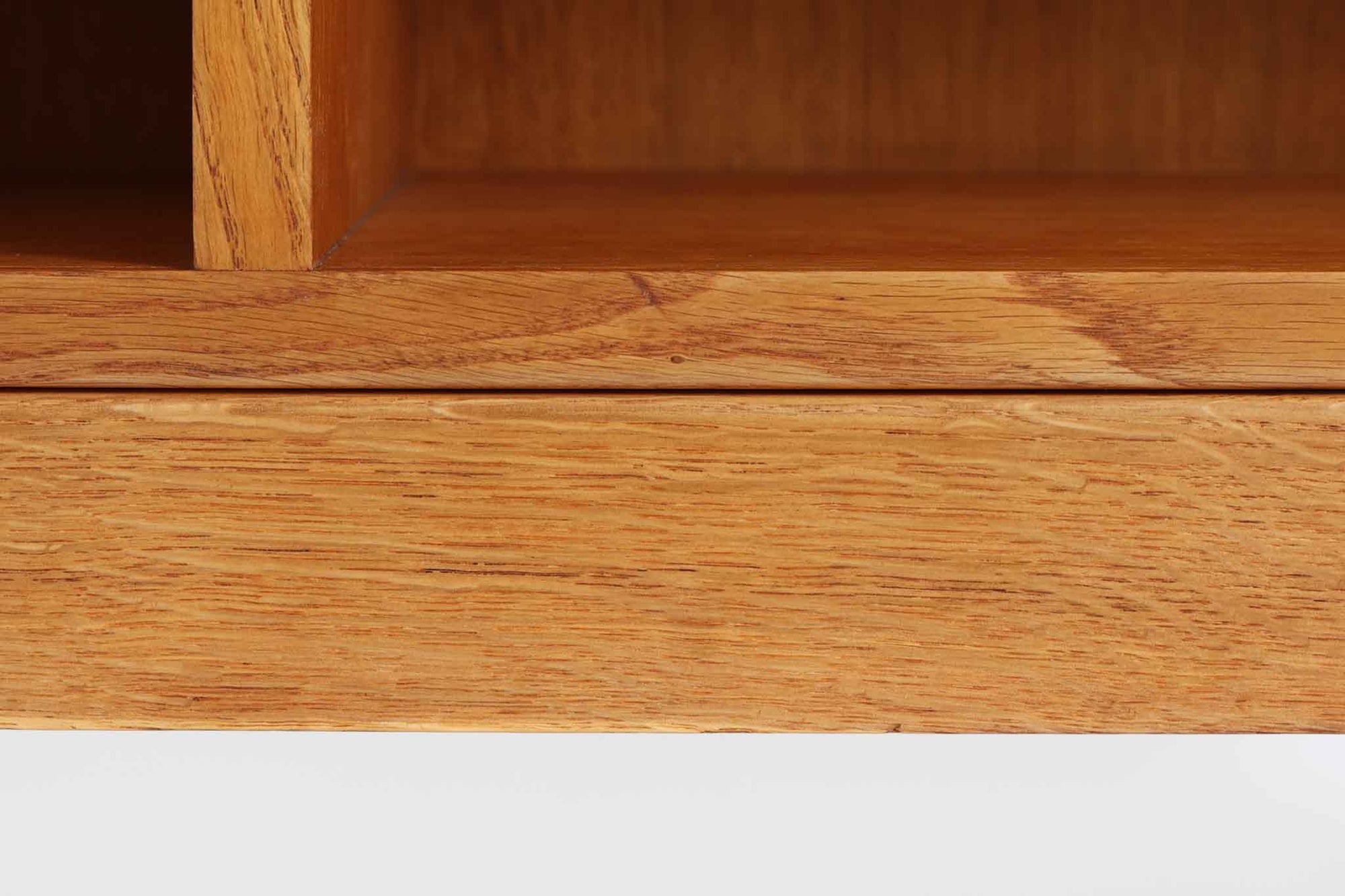 Borgemogensen(ボーエ・モーエンセン)によってデザインされたブックシェルフです。一見シンプルなフォルムですが、良質なオーク材が使用されており、FDB社によって細かい所まで丁寧に作成されています。リビングルームや書斎での本や装飾品の収納に最適です。