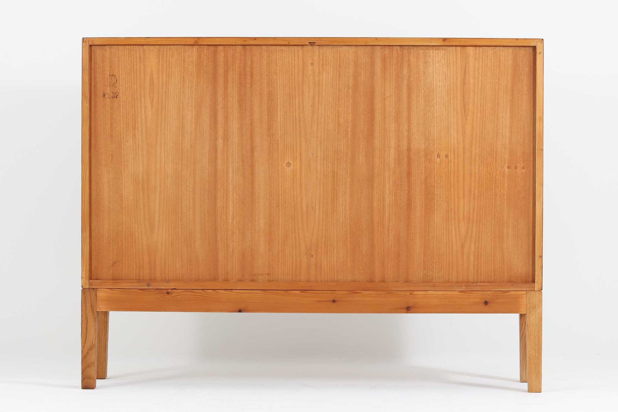 Borgemogensen(ボーエ・モーエンセン)によってデザインされたブックシェルフです。一見シンプルなフォルムですが、良質なオーク材が使用されており、FDB社によって細かい所まで丁寧に作成されています。リビングルームや書斎での本や装飾品の収納に最適です。