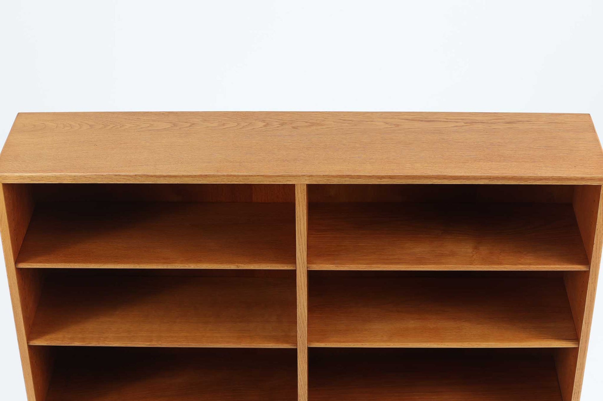 Borgemogensen(ボーエ・モーエンセン)によってデザインされたブックシェルフです。一見シンプルなフォルムですが、良質なオーク材が使用されており、FDB社によって細かい所まで丁寧に作成されています。リビングルームや書斎での本や装飾品の収納に最適です。