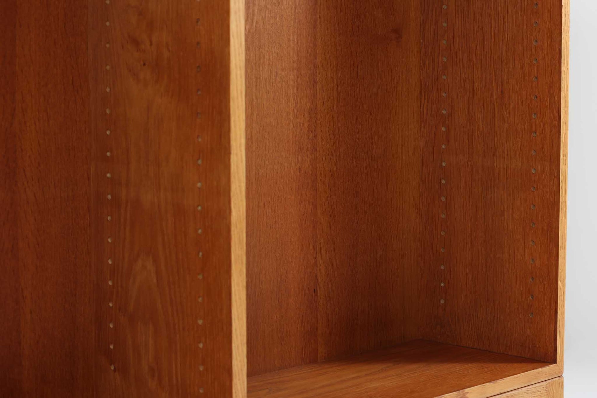 Borgemogensen(ボーエ・モーエンセン)によってデザインされたブックシェルフです。一見シンプルなフォルムですが、良質なオーク材が使用されており、FDB社によって細かい所まで丁寧に作成されています。リビングルームや書斎での本や装飾品の収納に最適です。