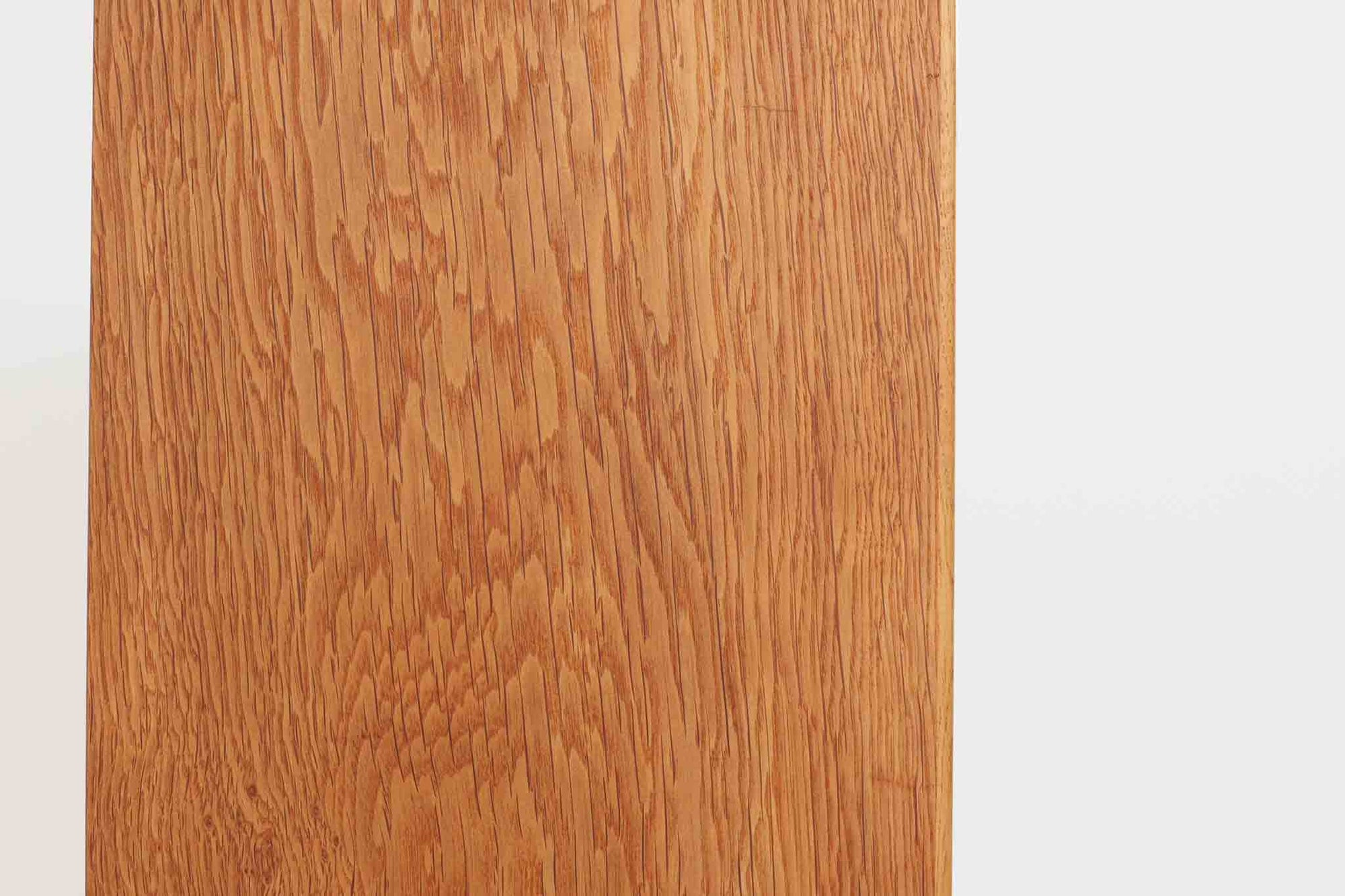 Borgemogensen(ボーエ・モーエンセン)によってデザインされたブックシェルフです。一見シンプルなフォルムですが、良質なオーク材が使用されており、FDB社によって細かい所まで丁寧に作成されています。リビングルームや書斎での本や装飾品の収納に最適です。