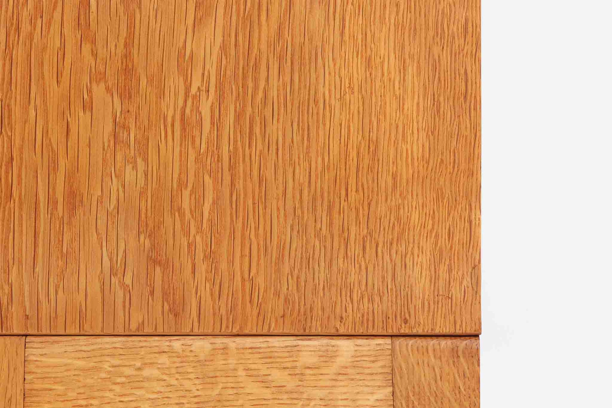 Borgemogensen(ボーエ・モーエンセン)によってデザインされたブックシェルフです。一見シンプルなフォルムですが、良質なオーク材が使用されており、FDB社によって細かい所まで丁寧に作成されています。リビングルームや書斎での本や装飾品の収納に最適です。