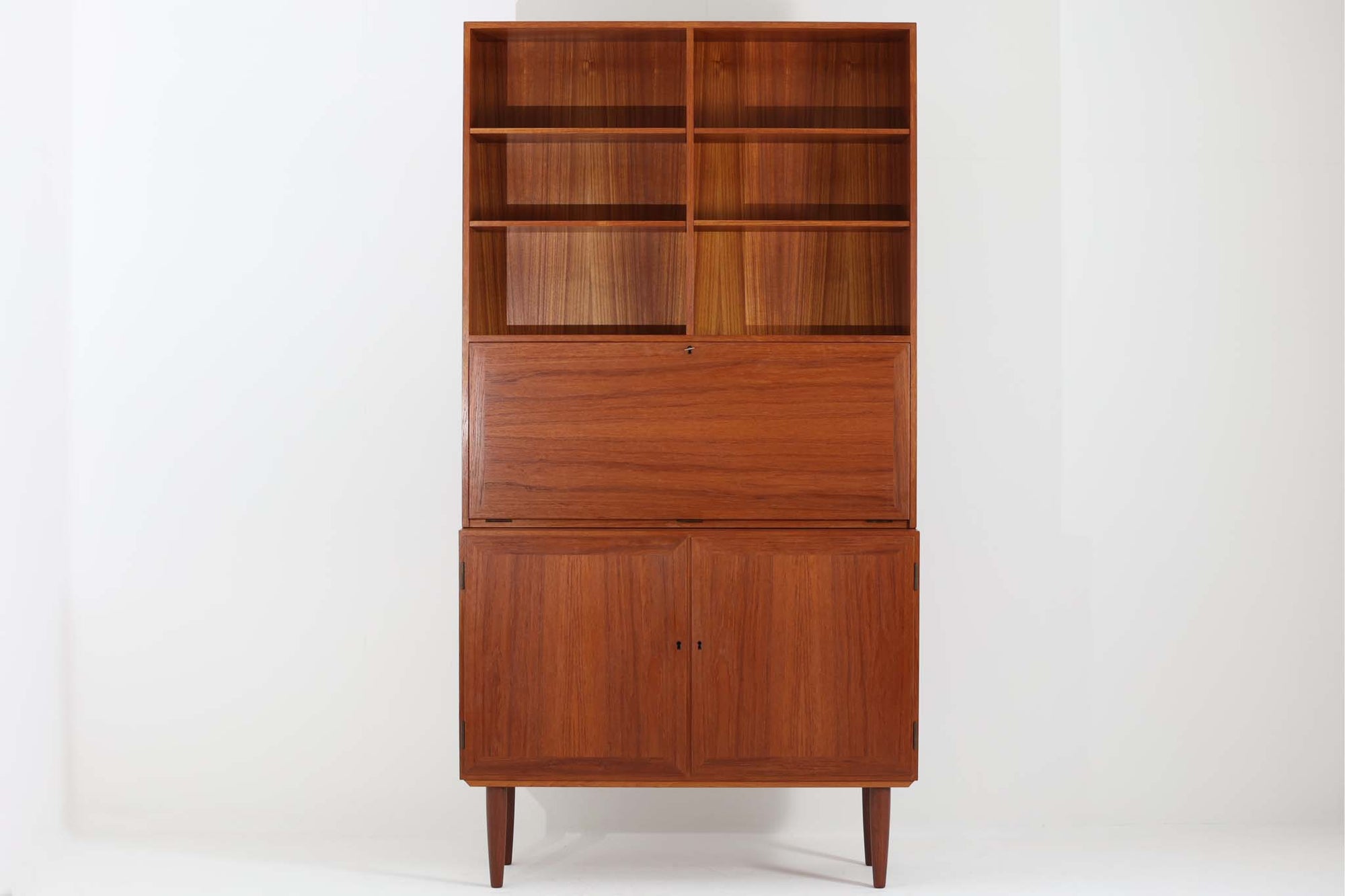 北欧から仕入れた、Horsnæs møbler社製の大型ディスプレイシェルフは、整理整頓がしやすく、お気に入りの本や飾り物を引き立てる理想的な収納スペースです。開き棚による優れた機能性も魅力的で、上品なデザインが空間を彩ります。