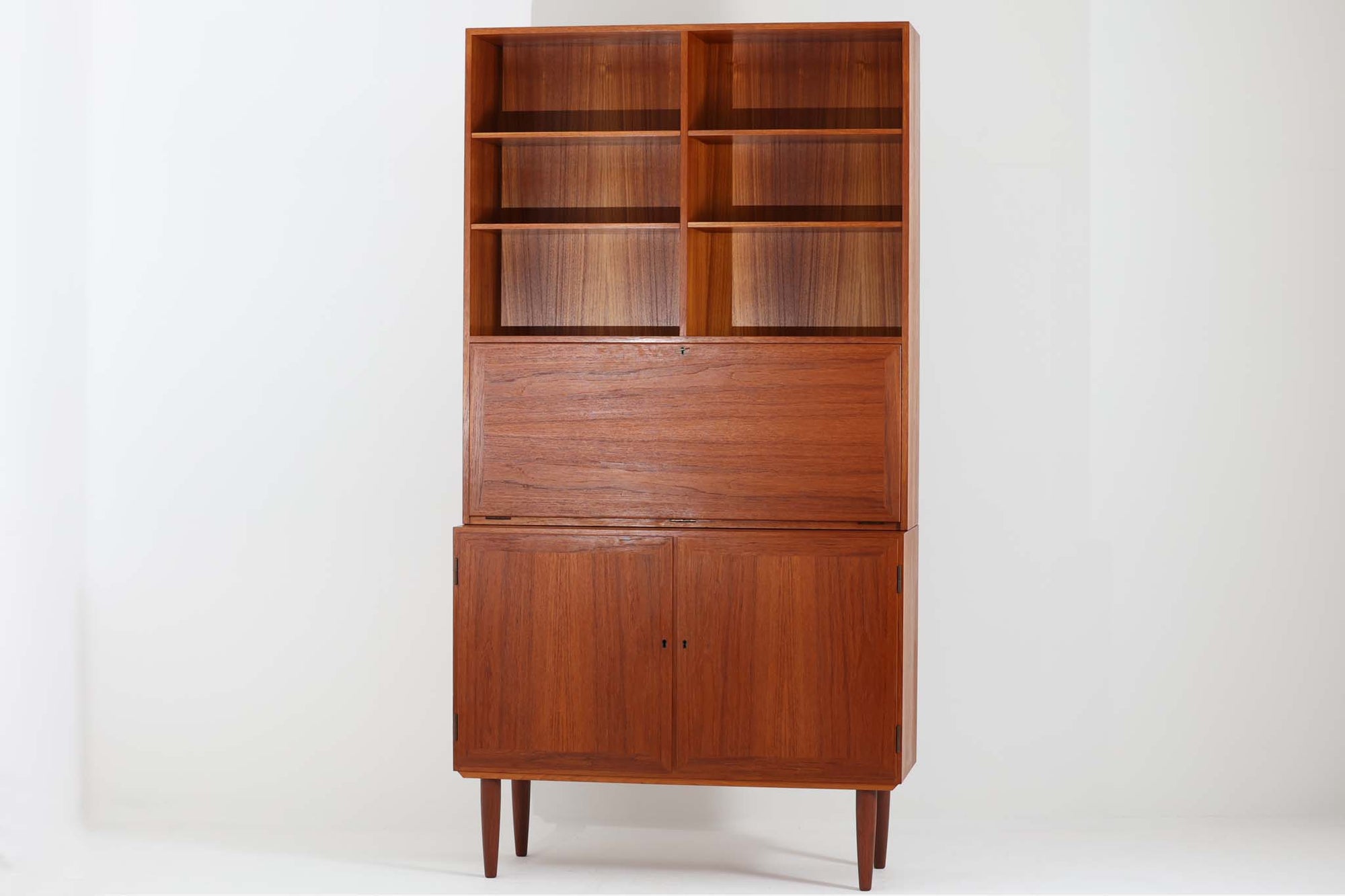 北欧から仕入れた、Horsnæs møbler社製の大型ディスプレイシェルフは、整理整頓がしやすく、お気に入りの本や飾り物を引き立てる理想的な収納スペースです。開き棚による優れた機能性も魅力的で、上品なデザインが空間を彩ります。