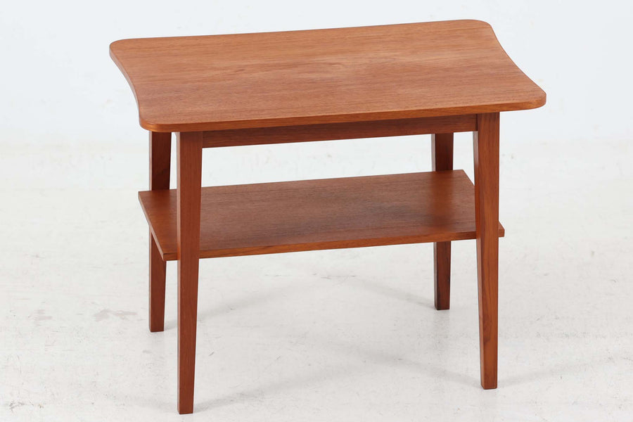北欧より買い付けたサイドテーブルです。天板の形がデザインポイントになっています。良質なチーク材が使用されています。