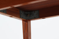 北欧より買い付けたサイドテーブルです。天板の形がデザインポイントになっています。良質なチーク材が使用されています。