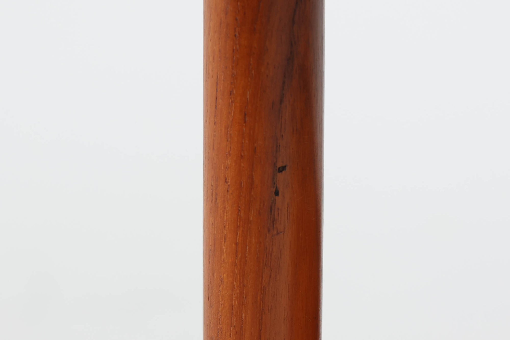 北欧より買い付けた小ぶりなセンターテーブルです。シンプルな形状ですが、チーク材の棚受けがデザインポイントになっています。