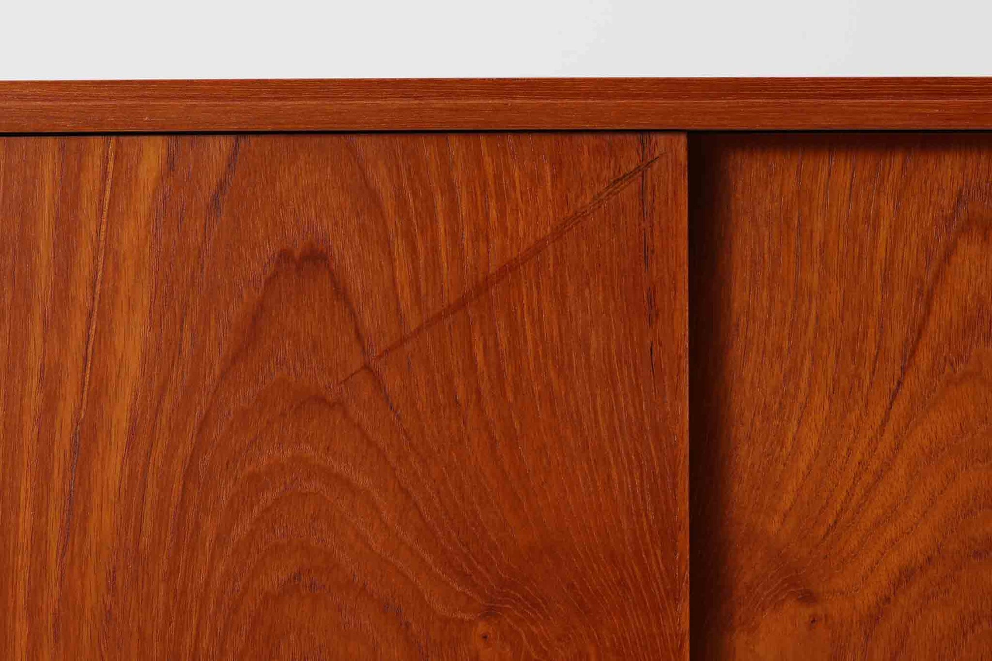 北欧より買い付けたローボードです。シンプルなフォルムで、良質なチーク材が使用されており、暖かみのある木肌が魅力的です。