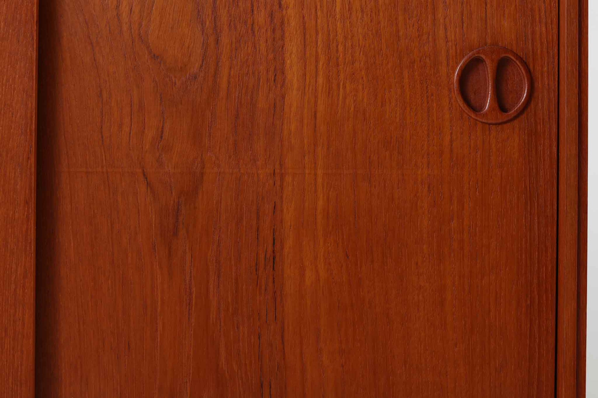 北欧より買い付けたローボードです。シンプルなフォルムで、良質なチーク材が使用されており、暖かみのある木肌が魅力的です。