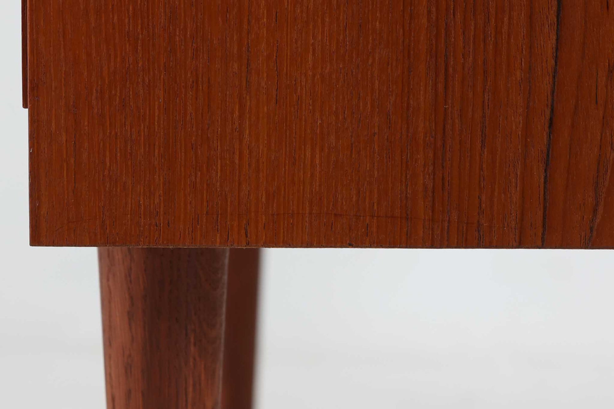 北欧より買い付けたローボードです。シンプルなフォルムで、良質なチーク材が使用されており、暖かみのある木肌が魅力的です。