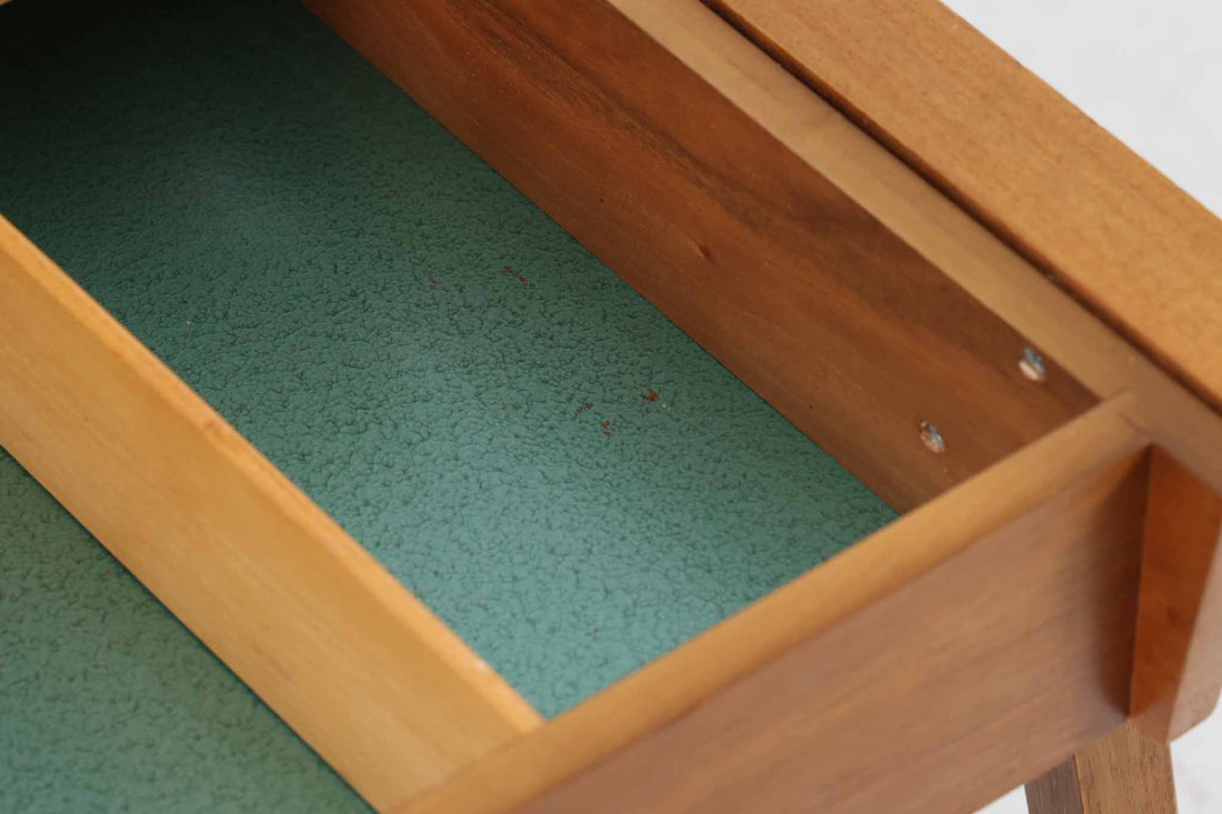 北欧より買い付けたソーイングテーブルです。天板内部には細かい収納スペースがございますので使い勝手が良さそうです。チーク材とビーチ材が使用されています。