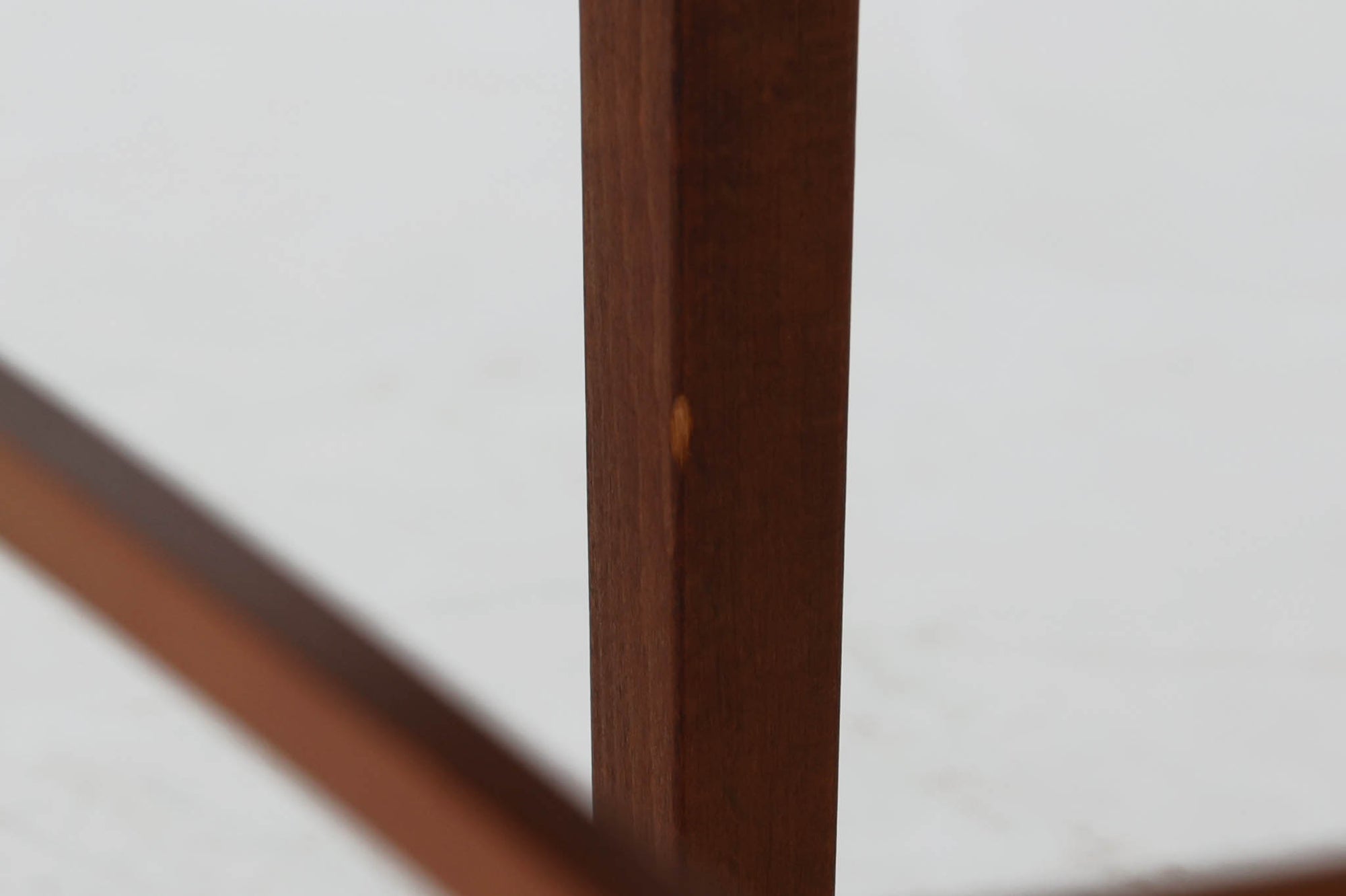 デンマークより買い付けました。波打った幕板が特徴的なデザインです。良質なチーク材とビーチ材の組み合わせが素敵な小ぶりで使い勝手の良いセンターテーブルです。