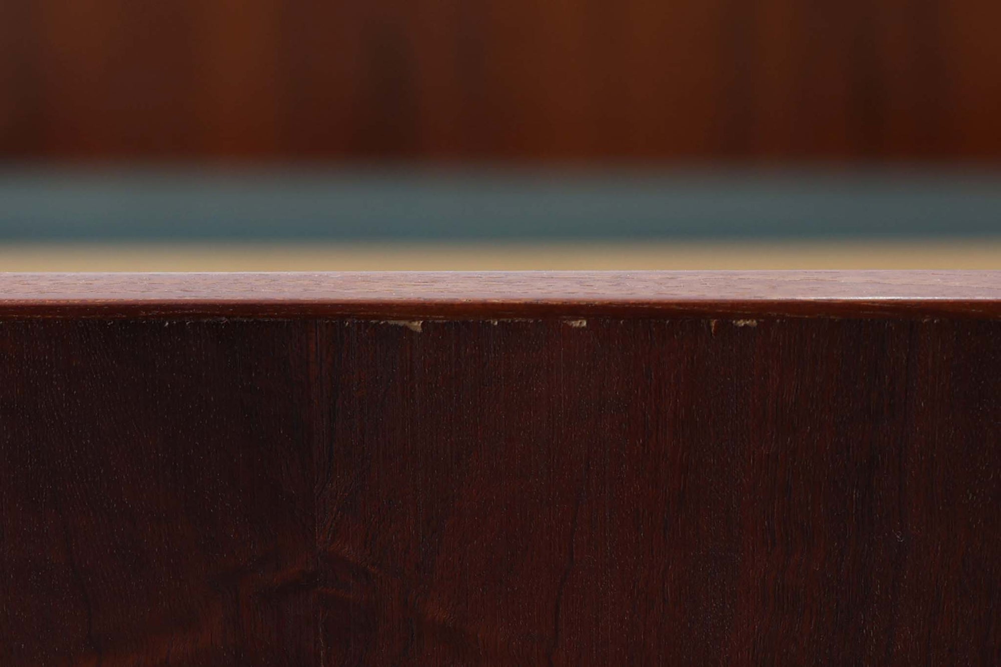 北欧より買い付けた、Hans J. WegnerによるGETAmA社製のベッドフレームです。このベッドフレームは、本体に高品質なチーク材が使用されており、その洗練されたデザインは小ぶりながらもスッキリとした印象を与えます。マットサイズは最大で「幅 96 × 奥行 200cm」ですので、シングルサイズのマットレスをご用意ください。