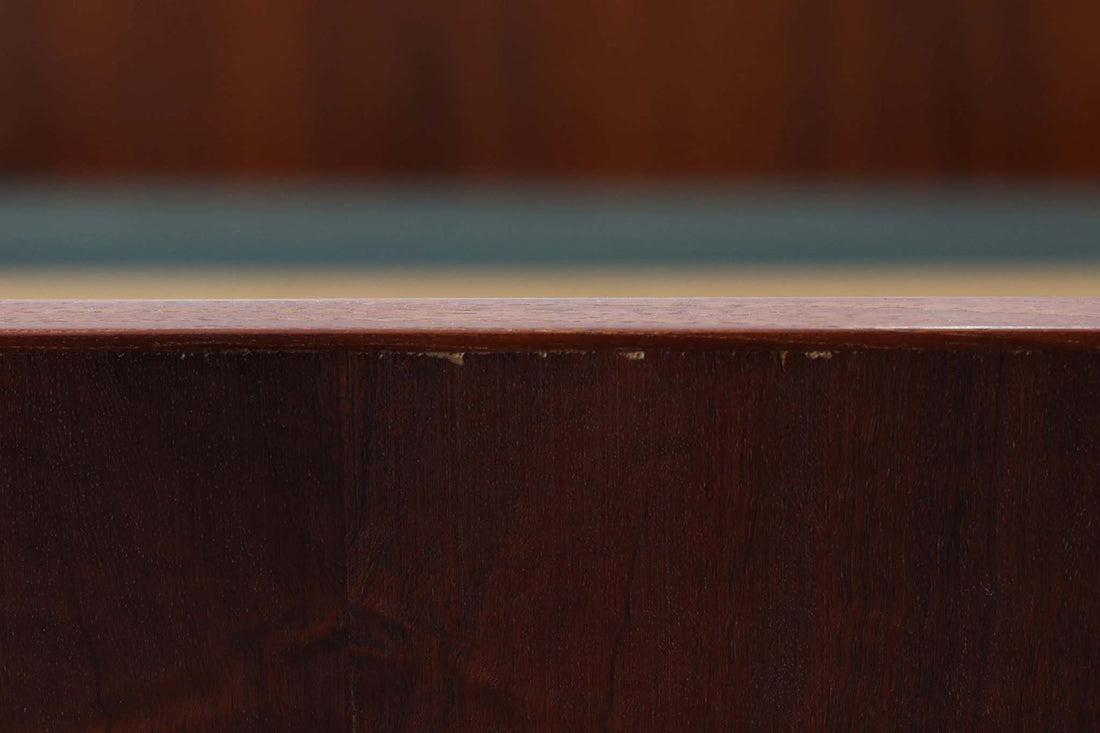 北欧より買い付けた、Hans J. WegnerによるGETAmA社製のベッドフレームです。このベッドフレームは、本体に高品質なチーク材が使用されており、その洗練されたデザインは小ぶりながらもスッキリとした印象を与えます。マットサイズは最大で「幅 96 × 奥行 200cm」ですので、シングルサイズのマットレスをご用意ください。