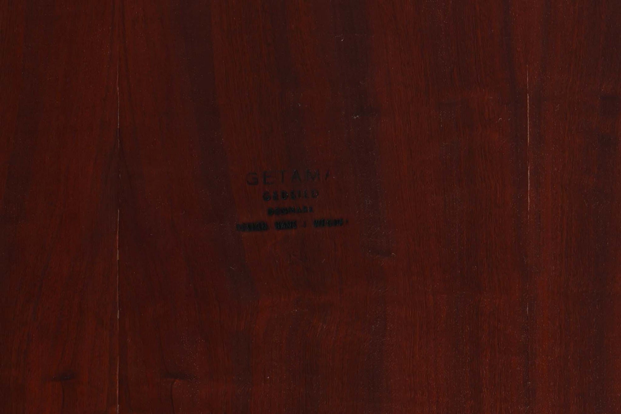 北欧より買い付けた、Hans J. WegnerによるGETAmA社製のベッドフレームです。このベッドフレームは、本体に高品質なチーク材が使用されており、その洗練されたデザインは小ぶりながらもスッキリとした印象を与えます。マットサイズは最大で「幅 96 × 奥行 200cm」ですので、シングルサイズのマットレスをご用意ください。