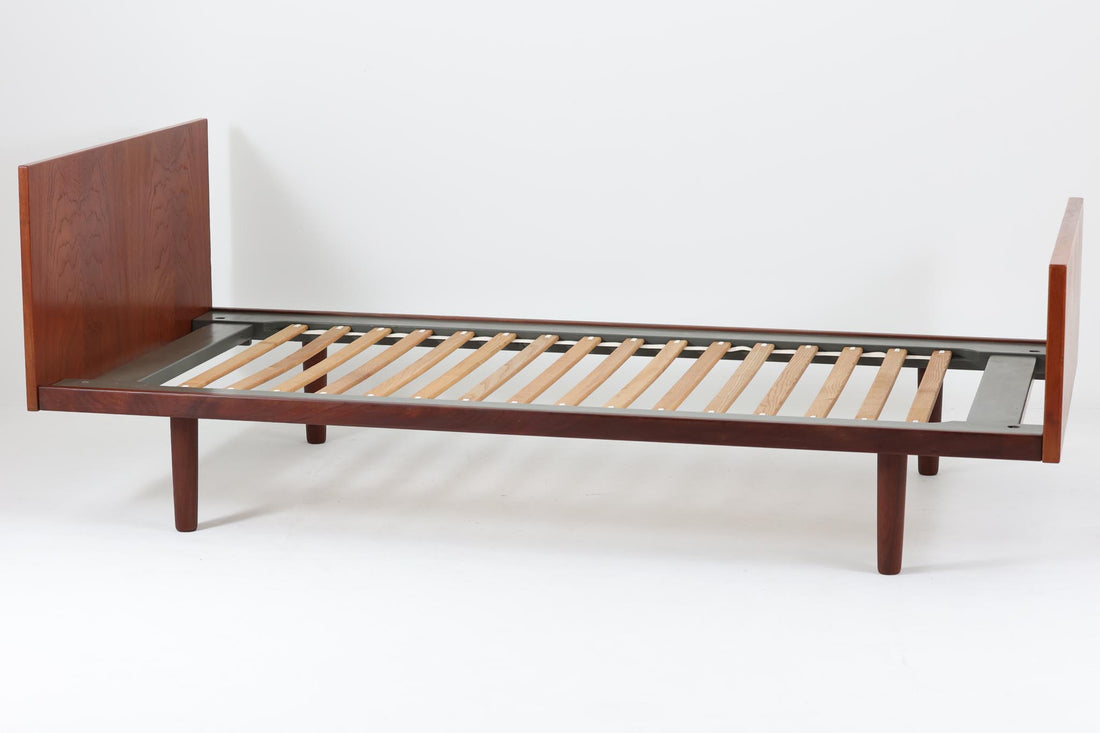 北欧より買い付けた、Hans J. WegnerによるGETAmA社製のベッドフレームです。このベッドフレームは、本体に高品質なチーク材が使用されており、その洗練されたデザインは小ぶりながらもスッキリとした印象を与えます。マットサイズは最大で「幅 96 × 奥行 200cm」ですので、シングルサイズのマットレスをご用意ください。