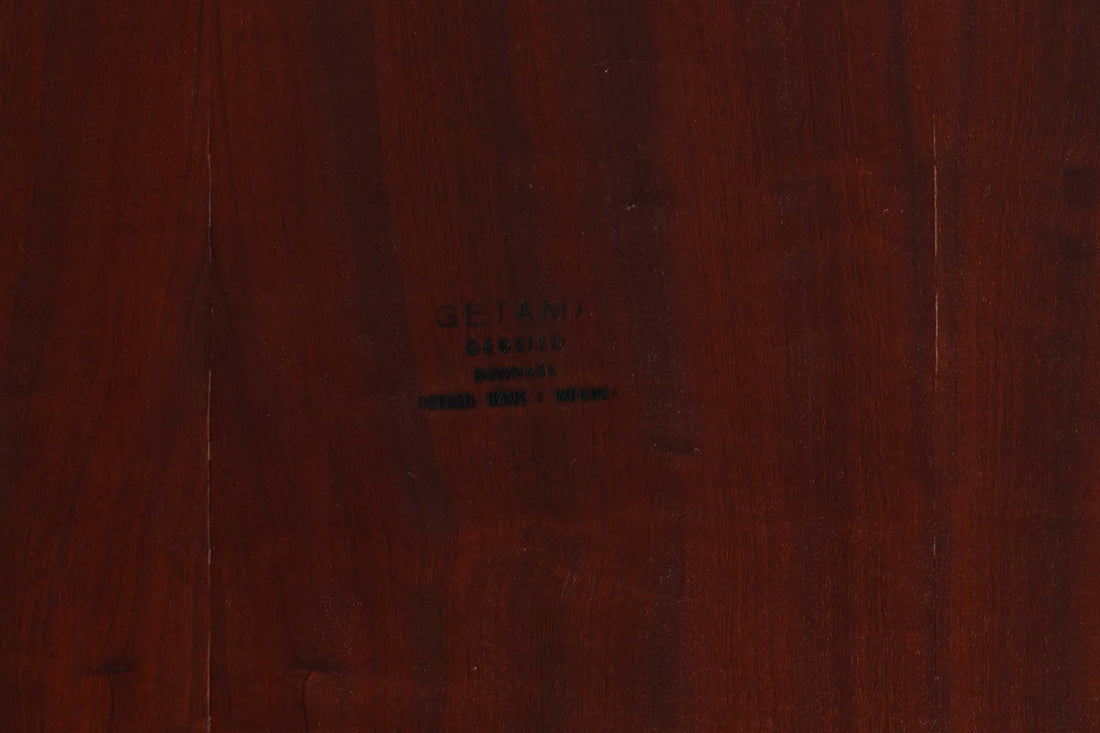 北欧より買い付けた、Hans J. WegnerによるGETAmA社製のベッドフレームです。このベッドフレームは、本体に高品質なチーク材が使用されており、その洗練されたデザインは小ぶりながらもスッキリとした印象を与えます。マットサイズは最大で「幅 96 × 奥行 200cm」ですので、シングルサイズのマットレスをご用意ください。