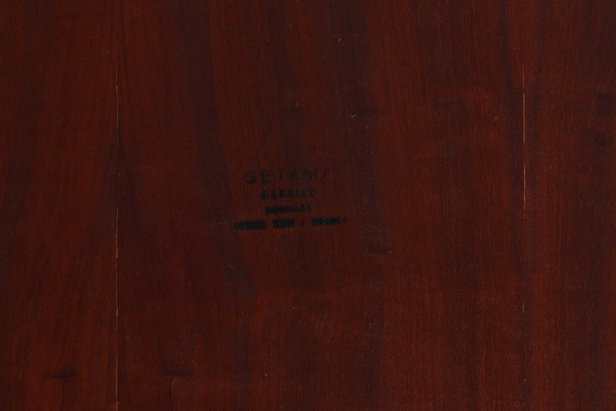 北欧より買い付けた、Hans J. WegnerによるGETAmA社製のベッドフレームです。このベッドフレームは、本体に高品質なチーク材が使用されており、その洗練されたデザインは小ぶりながらもスッキリとした印象を与えます。マットサイズは最大で「幅 96 × 奥行 200cm」ですので、シングルサイズのマットレスをご用意ください。