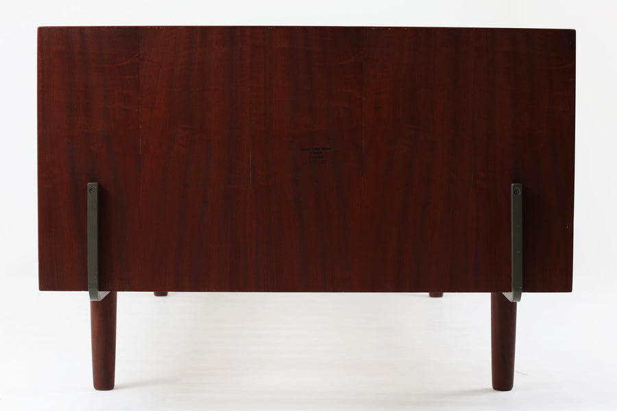 北欧より買い付けた、Hans J. WegnerによるGETAmA社製のベッドフレームです。このベッドフレームは、本体に高品質なチーク材が使用されており、その洗練されたデザインは小ぶりながらもスッキリとした印象を与えます。マットサイズは最大で「幅 96 × 奥行 200cm」ですので、シングルサイズのマットレスをご用意ください。