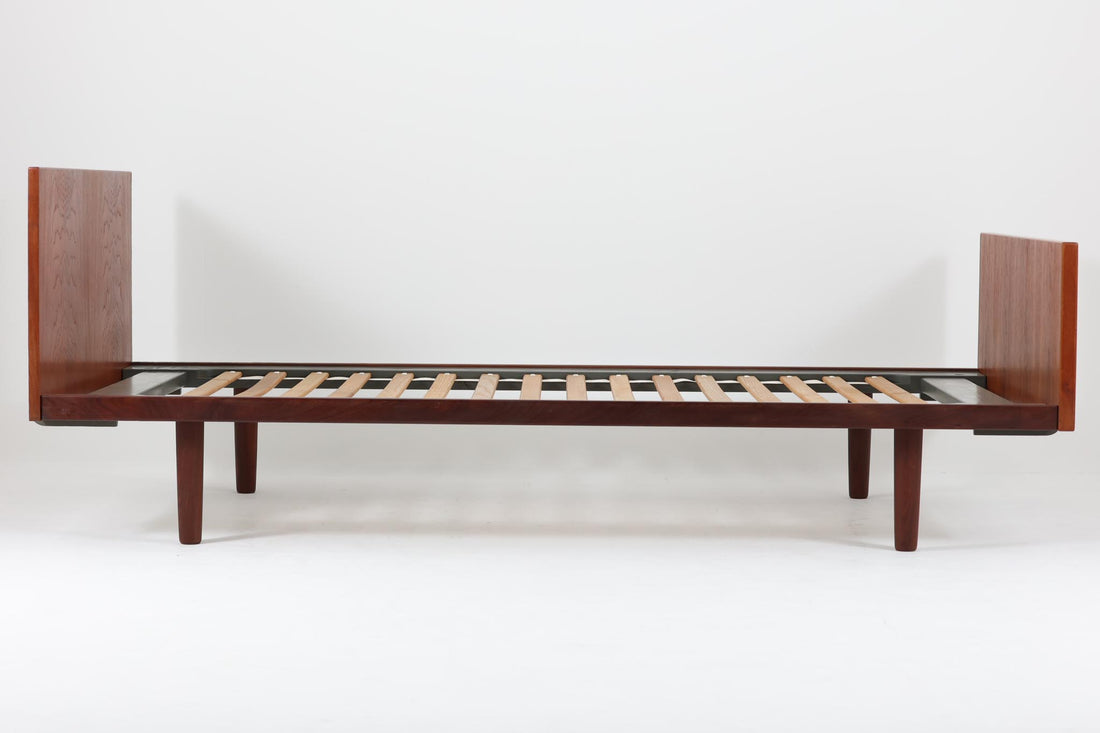 北欧より買い付けた、Hans J. WegnerによるGETAmA社製のベッドフレームです。このベッドフレームは、本体に高品質なチーク材が使用されており、その洗練されたデザインは小ぶりながらもスッキリとした印象を与えます。マットサイズは最大で「幅 96 × 奥行 200cm」ですので、シングルサイズのマットレスをご用意ください。
