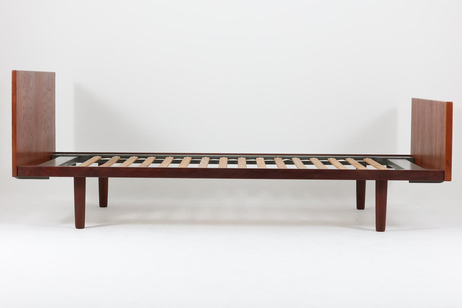 北欧より買い付けた、Hans J. WegnerによるGETAmA社製のベッドフレームです。このベッドフレームは、本体に高品質なチーク材が使用されており、その洗練されたデザインは小ぶりながらもスッキリとした印象を与えます。マットサイズは最大で「幅 96 × 奥行 200cm」ですので、シングルサイズのマットレスをご用意ください。