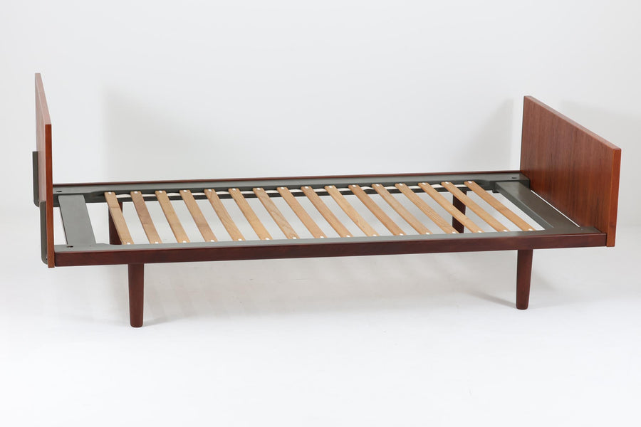 北欧より買い付けた、Hans J. WegnerによるGETAmA社製のベッドフレームです。このベッドフレームは、本体に高品質なチーク材が使用されており、その洗練されたデザインは小ぶりながらもスッキリとした印象を与えます。マットサイズは最大で「幅 96 × 奥行 200cm」ですので、シングルサイズのマットレスをご用意ください。