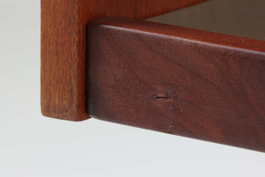 北欧より買い付けた、Hans J. WegnerによるGETAmA社製のベッドフレームです。このベッドフレームは、本体に高品質なチーク材が使用されており、その洗練されたデザインは小ぶりながらもスッキリとした印象を与えます。マットサイズは最大で「幅 96 × 奥行 200cm」ですので、シングルサイズのマットレスをご用意ください。