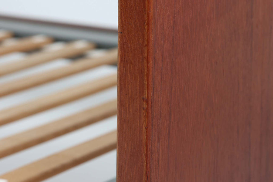 北欧より買い付けた、Hans J. WegnerによるGETAmA社製のベッドフレームです。このベッドフレームは、本体に高品質なチーク材が使用されており、その洗練されたデザインは小ぶりながらもスッキリとした印象を与えます。マットサイズは最大で「幅 96 × 奥行 200cm」ですので、シングルサイズのマットレスをご用意ください。