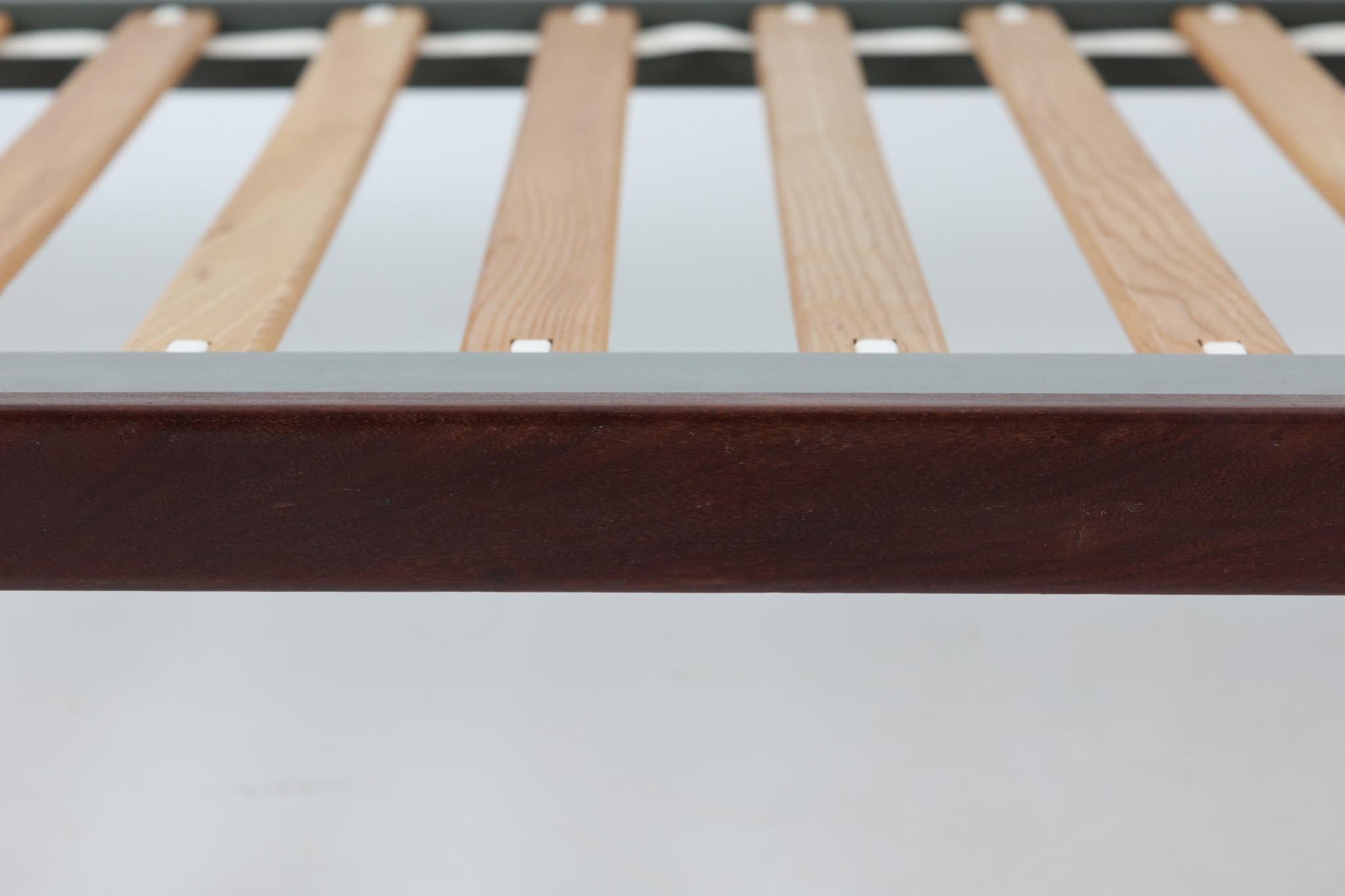 北欧より買い付けた、Hans J. WegnerによるGETAmA社製のベッドフレームです。このベッドフレームは、本体に高品質なチーク材が使用されており、その洗練されたデザインは小ぶりながらもスッキリとした印象を与えます。マットサイズは最大で「幅 96 × 奥行 200cm」ですので、シングルサイズのマットレスをご用意ください。