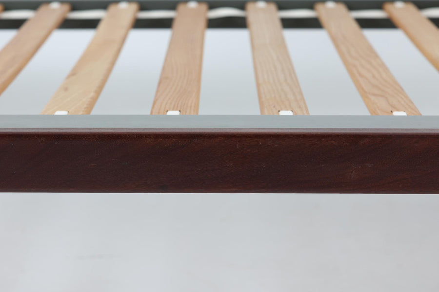 北欧より買い付けた、Hans J. WegnerによるGETAmA社製のベッドフレームです。このベッドフレームは、本体に高品質なチーク材が使用されており、その洗練されたデザインは小ぶりながらもスッキリとした印象を与えます。マットサイズは最大で「幅 96 × 奥行 200cm」ですので、シングルサイズのマットレスをご用意ください。