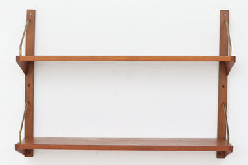 デンマーク製の壁掛けシェルフです。本体にはチーク材が使用されています。小ぶりで使い勝手の良いサイズ感です。