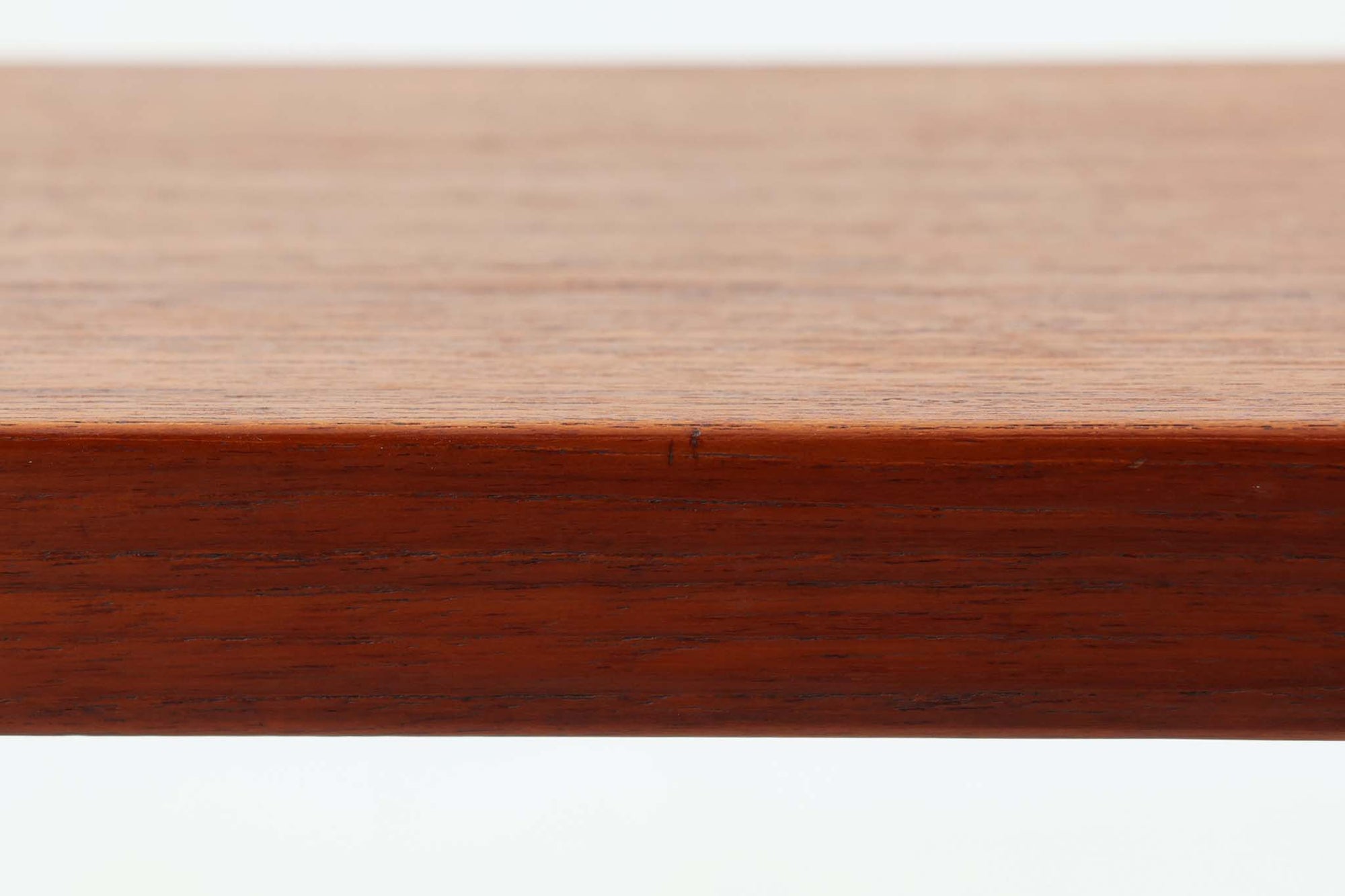 北欧より買い付けたサイドテーブルです。天板と脚の角はトメ加工が施されています。SeverinHansenJr.の代表的なデザインです。