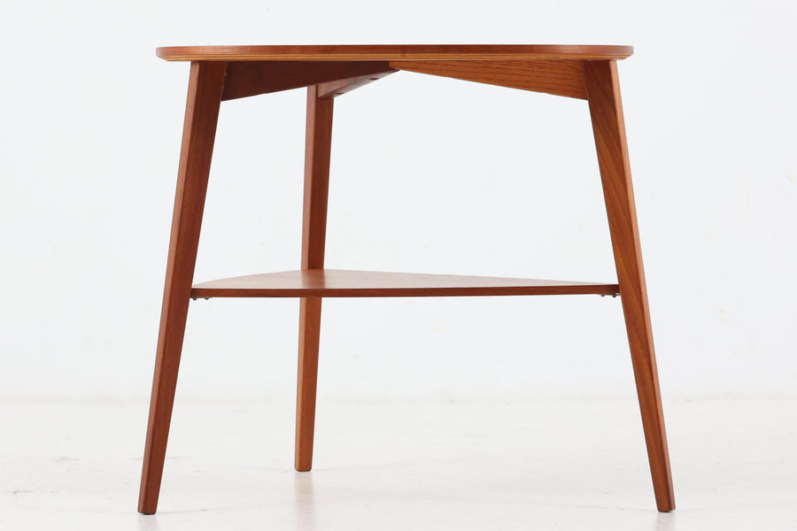 北欧より買い付けたサイドテーブルです。ビンテージ家具ならではの3本脚で、お洒落な形の天板が素敵です。良質なチーク材が使用されています。
