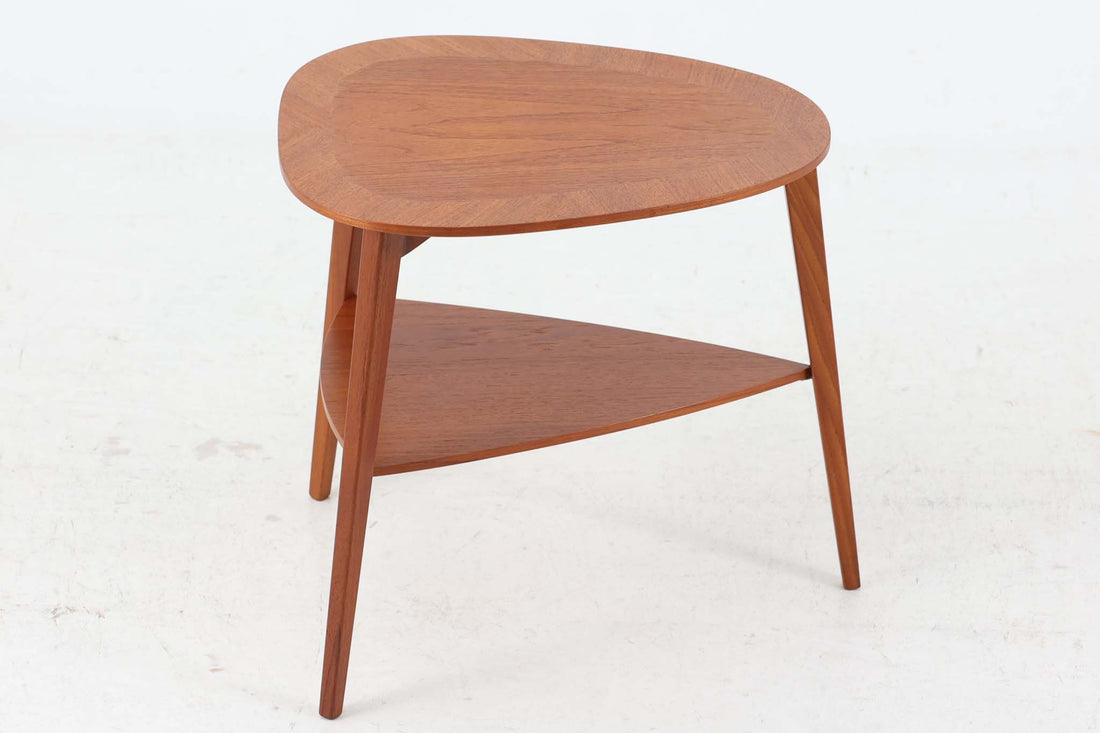 北欧より買い付けたサイドテーブルです。ビンテージ家具ならではの3本脚で、お洒落な形の天板が素敵です。良質なチーク材が使用されています。