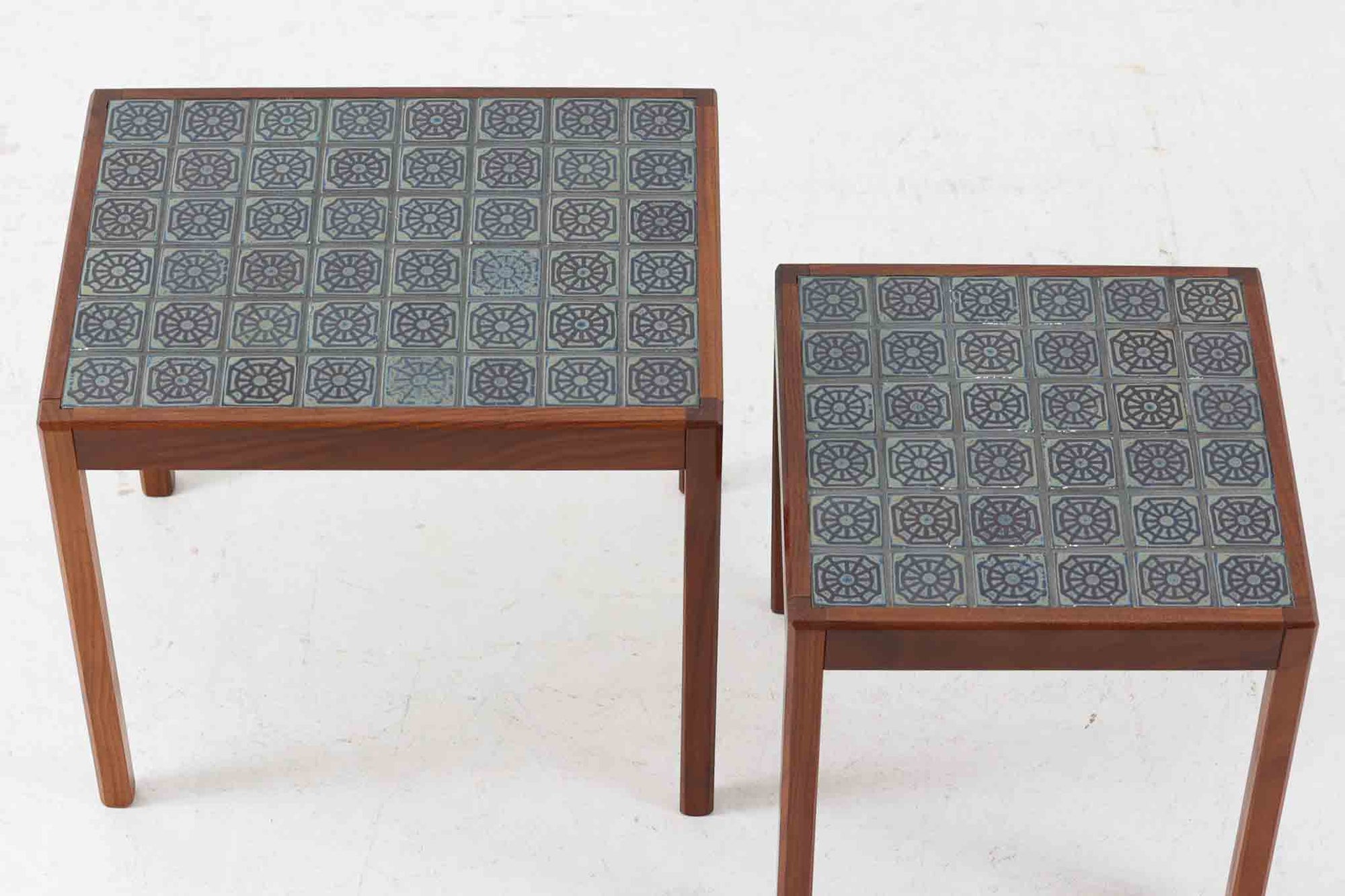 北欧より買い付けました。落ち着いた色味のタイルが使用されたネストテーブルです。