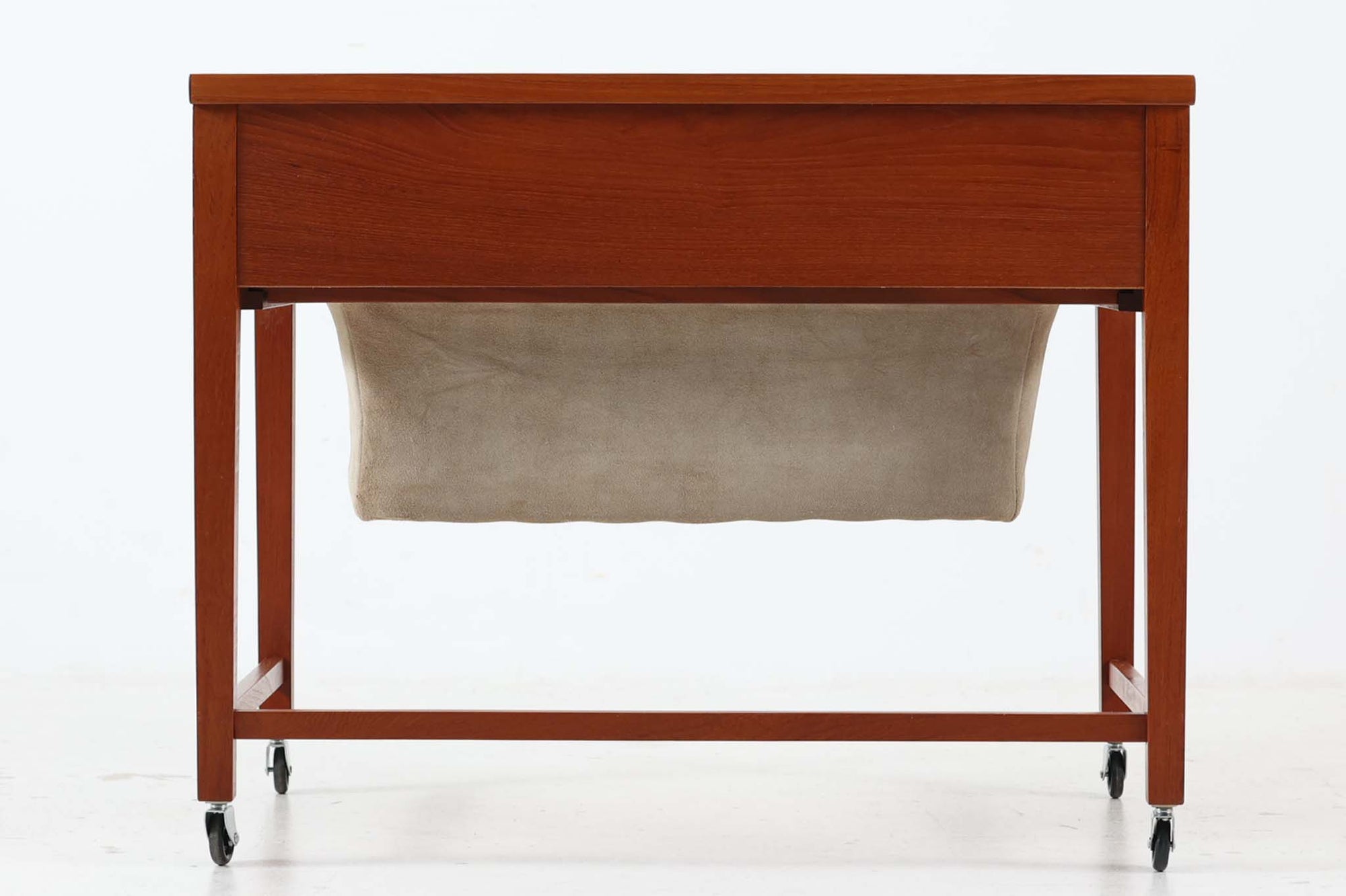 北欧より買い付けました。小引き出しとバスケットが付属しており、シンプルなデンマーク家具らしいデザインのソーイングワゴンテーブルです。良質なチーク材が使用されています。