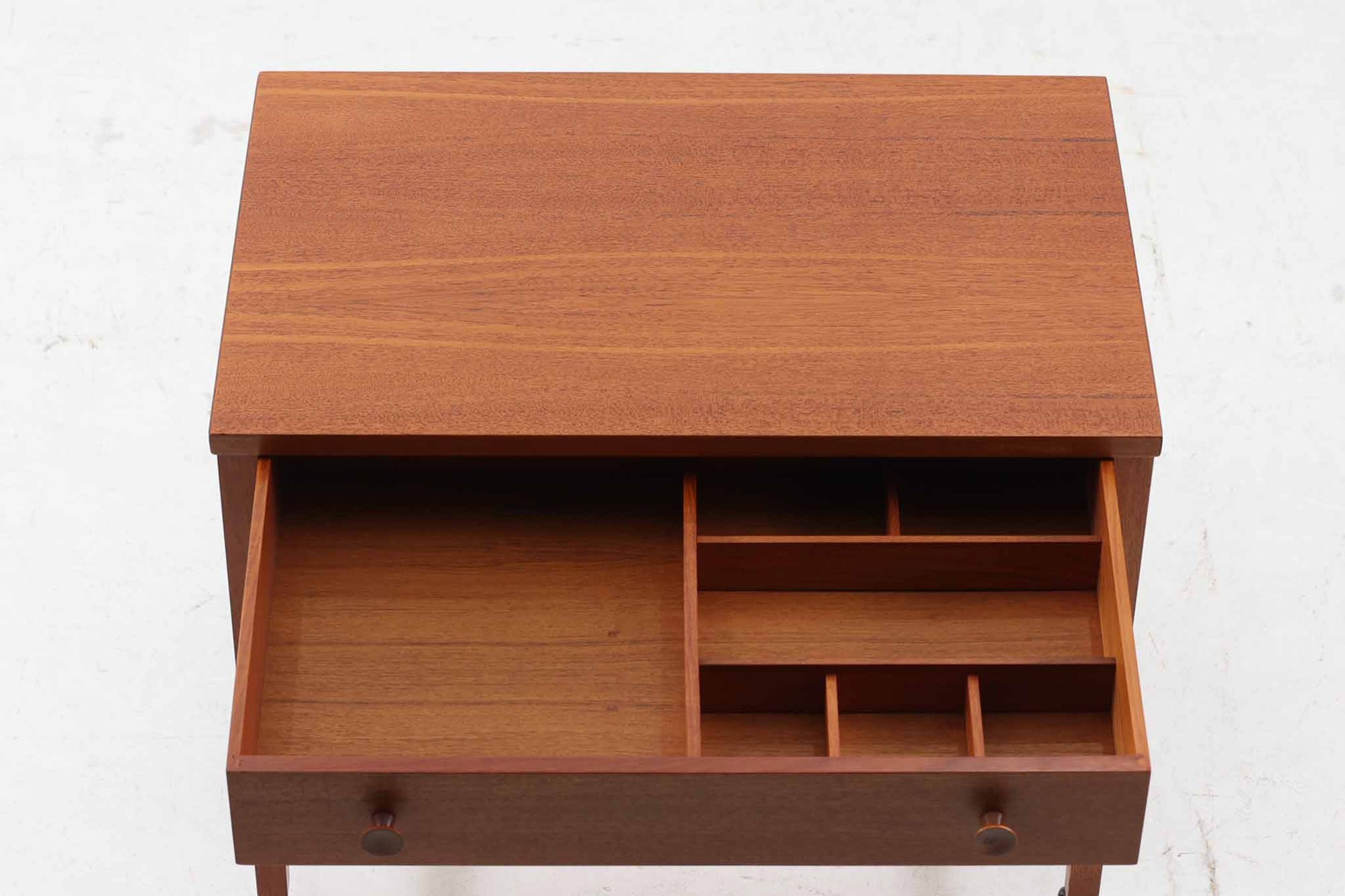 北欧より買い付けました。小引き出しとバスケットが付属しており、シンプルなデンマーク家具らしいデザインのソーイングワゴンテーブルです。良質なチーク材が使用されています。