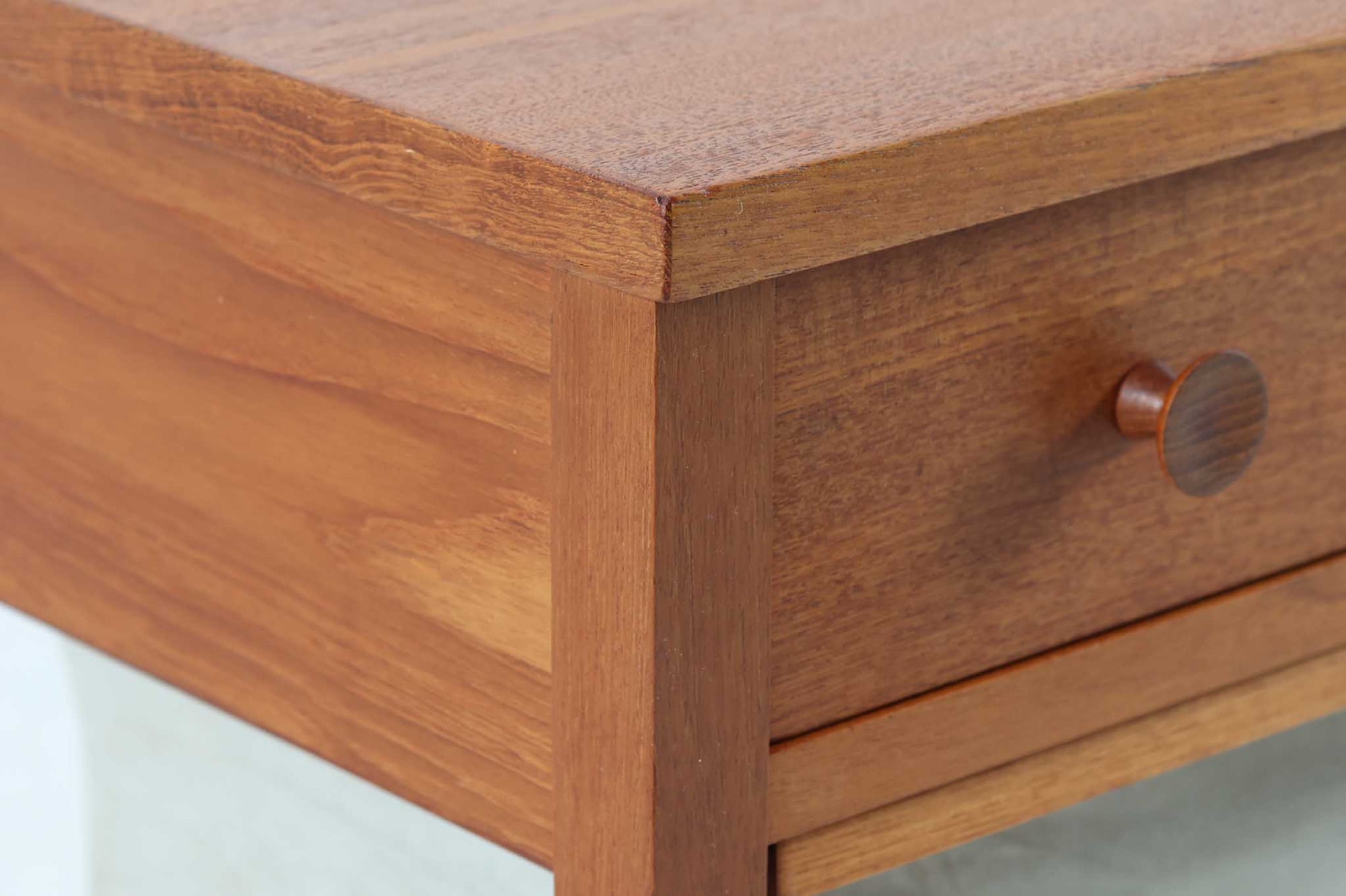 北欧より買い付けました。小引き出しとバスケットが付属しており、シンプルなデンマーク家具らしいデザインのソーイングワゴンテーブルです。良質なチーク材が使用されています。