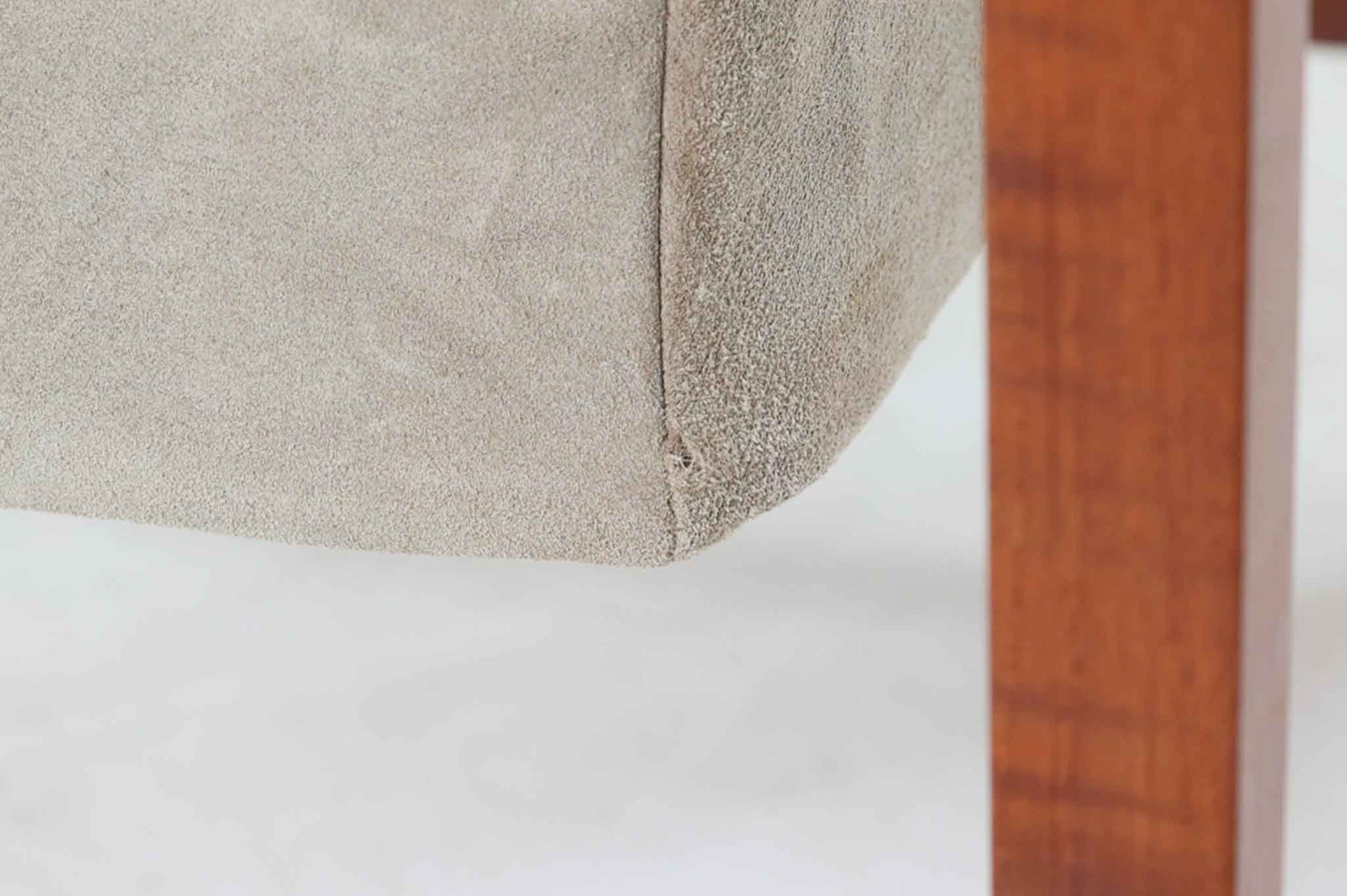 北欧より買い付けました。小引き出しとバスケットが付属しており、シンプルなデンマーク家具らしいデザインのソーイングワゴンテーブルです。良質なチーク材が使用されています。