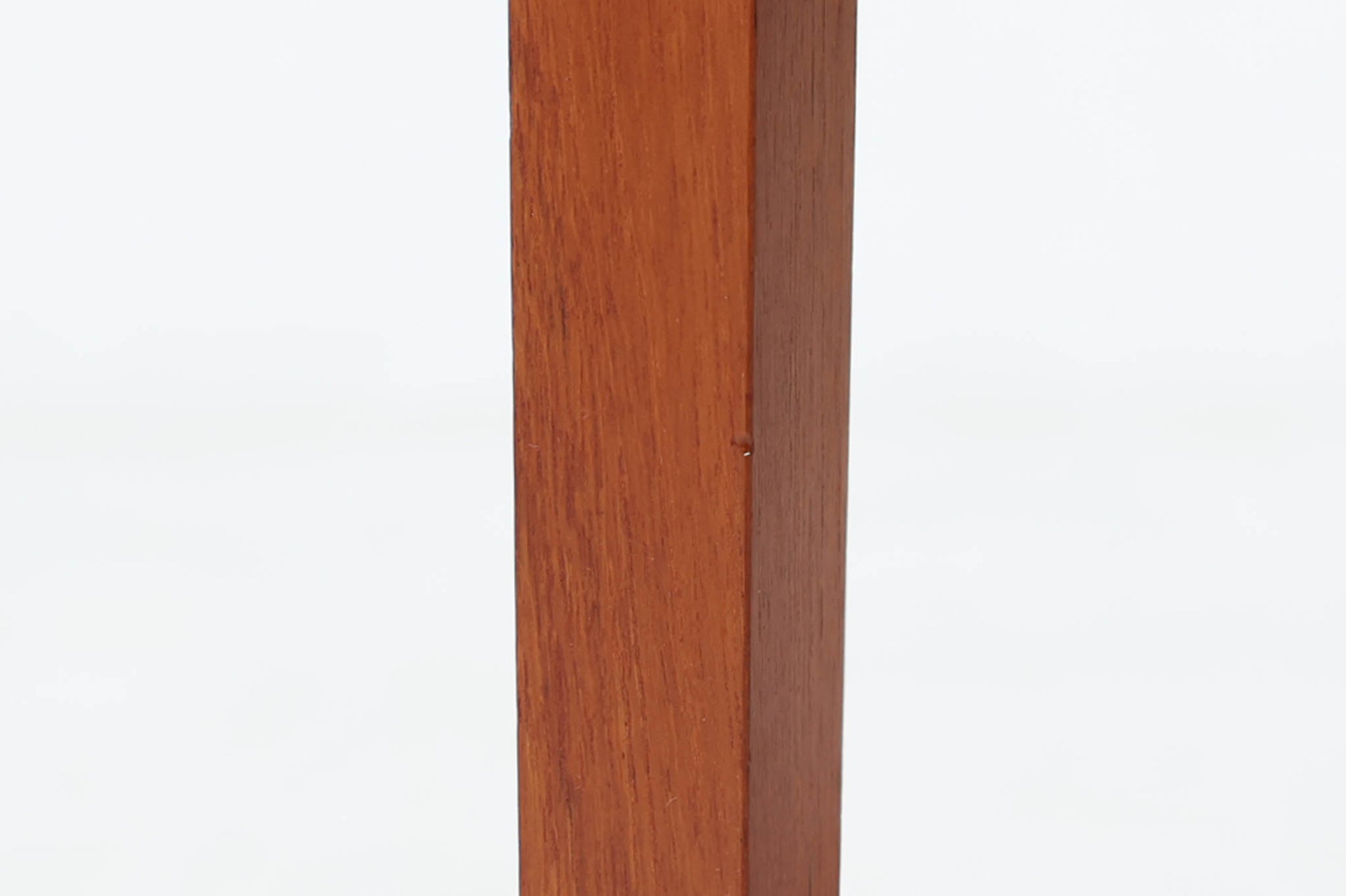 北欧より買い付けました。小引き出しとバスケットが付属しており、シンプルなデンマーク家具らしいデザインのソーイングワゴンテーブルです。良質なチーク材が使用されています。