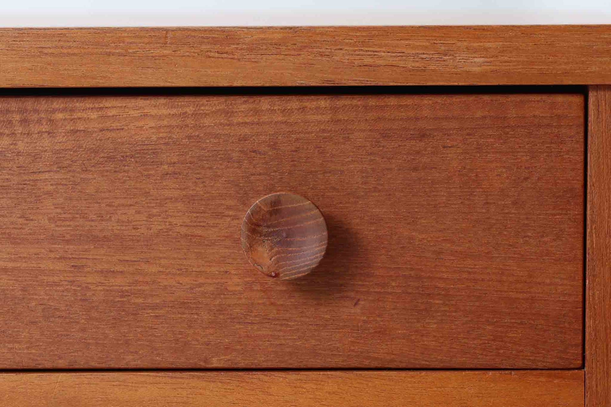 北欧より買い付けました。小引き出しとバスケットが付属しており、シンプルなデンマーク家具らしいデザインのソーイングワゴンテーブルです。良質なチーク材が使用されています。