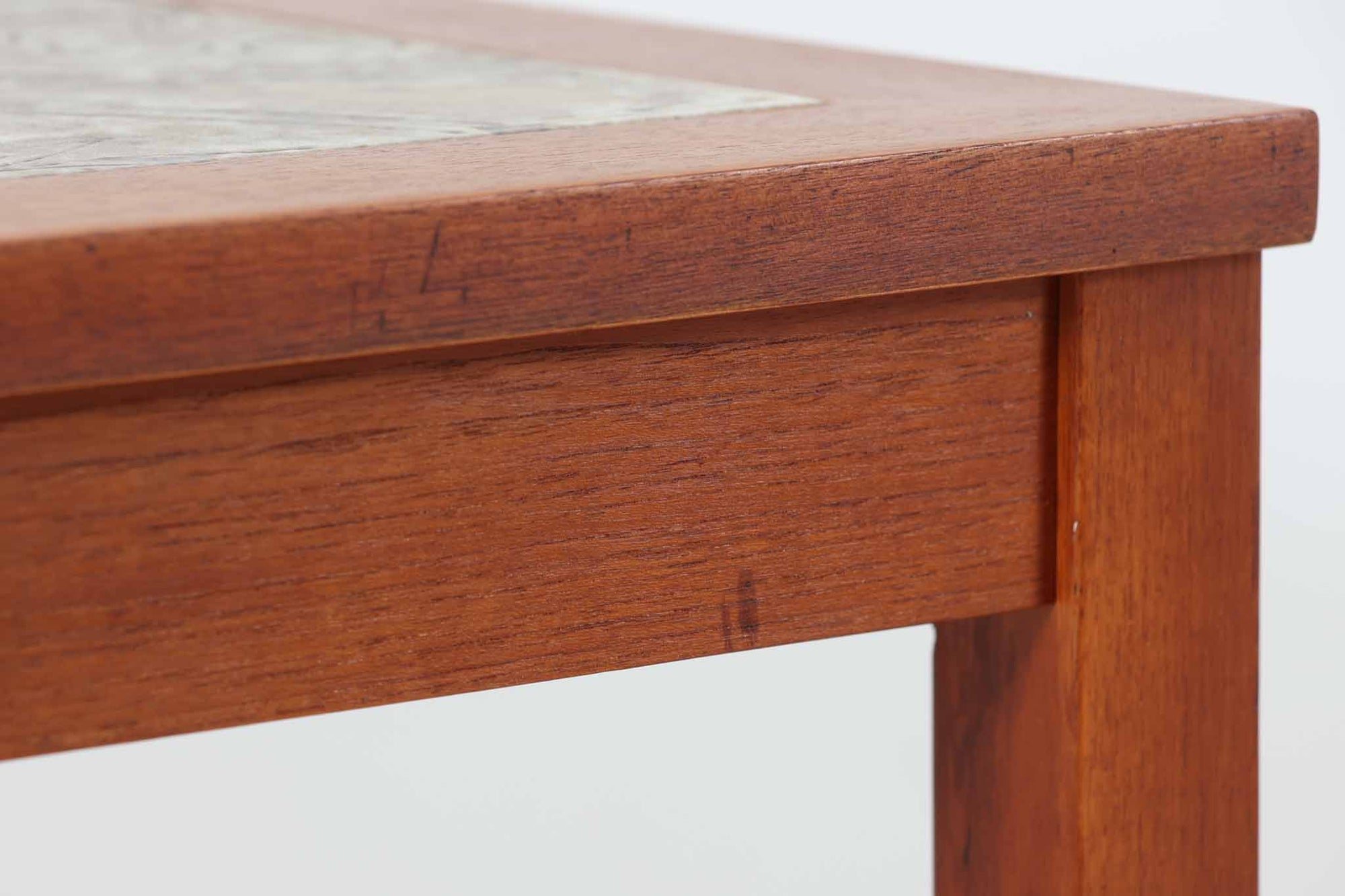 北欧より買い付けたセンターテーブルです。タイルがデザインポイントになっており、熱いコップなどをそのまま置く事が出来ます。本体には良質なチーク材が使用されています。