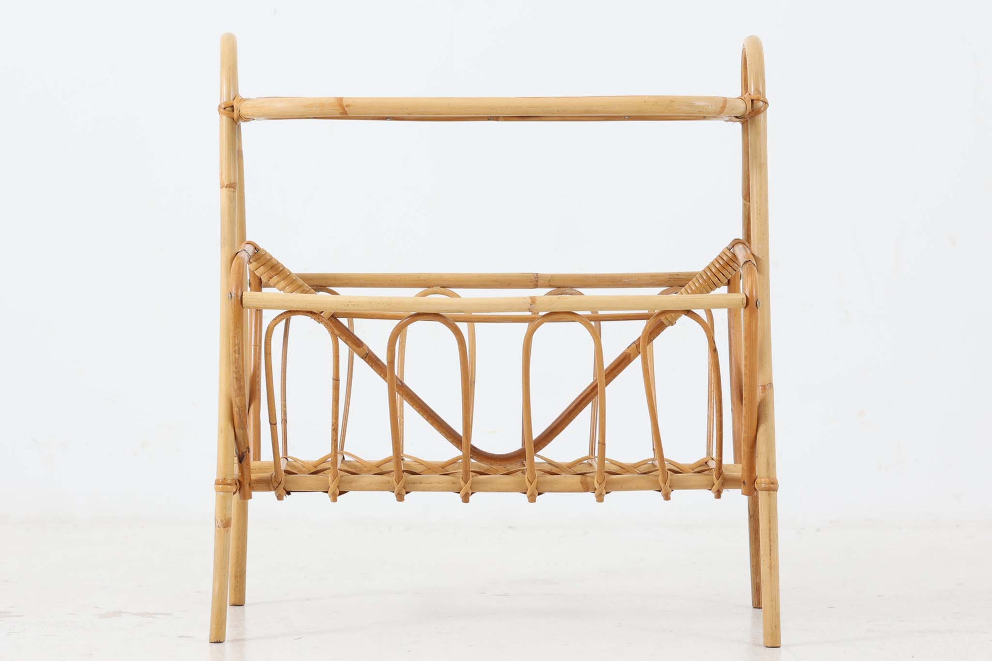 北欧から買い付けたガラステーブルです。経年により木製フレームが飴色に色味変化し、ガラスとの組み合わせが素敵な雰囲気を醸し出しています。天板は水物を置いても安心なガラス板であり、プランターテーブルとしてもお使いいただけます。