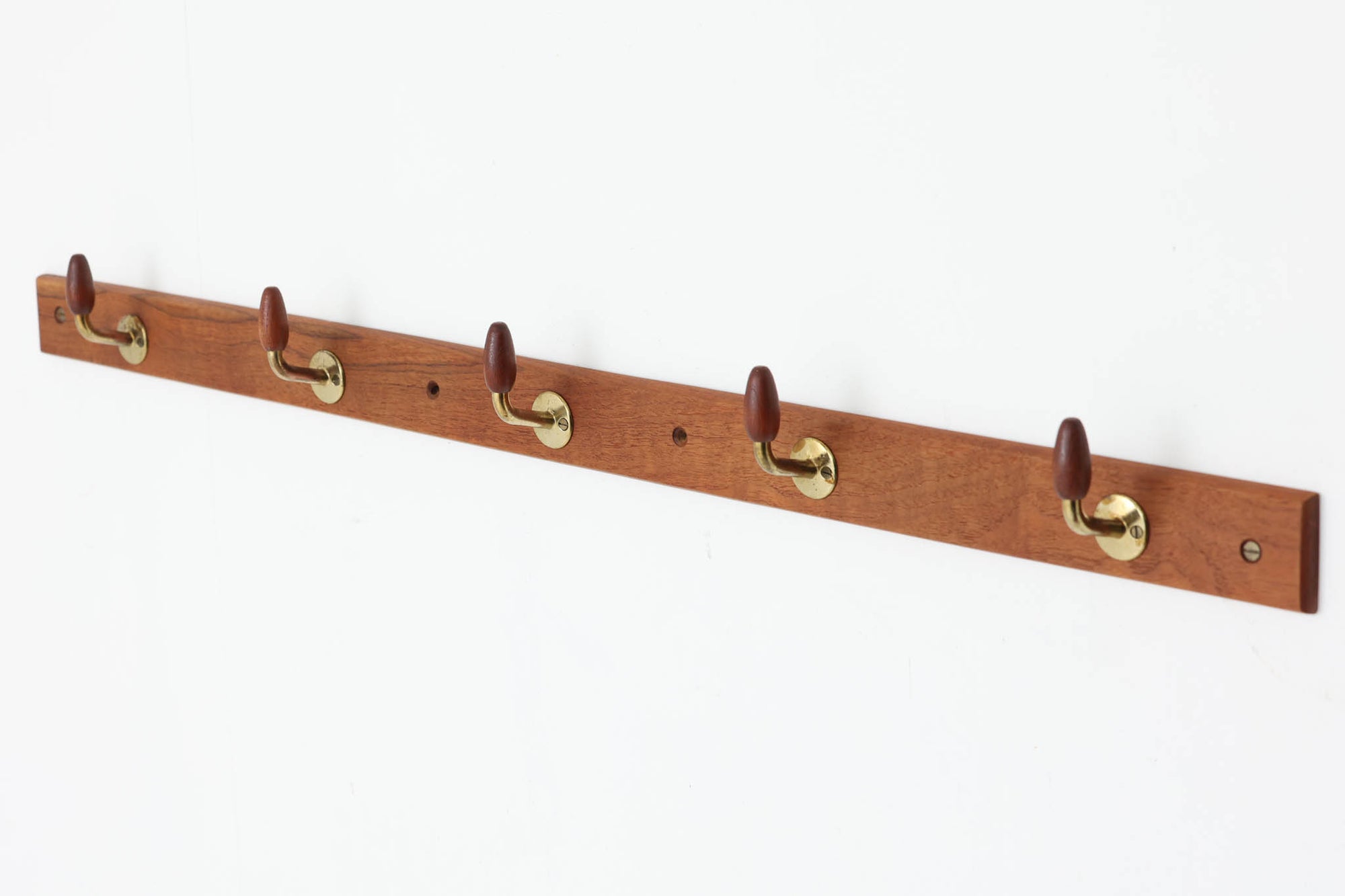 デンマークより買い付けました。チーク材とゴールド色の組み合わせがおしゃれなハンガーラックです。