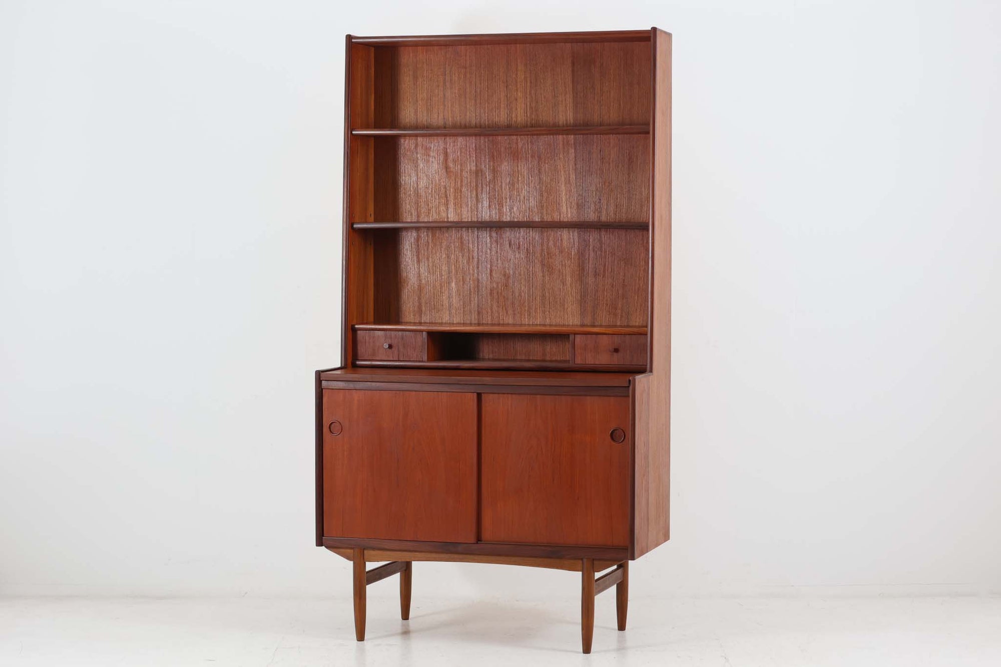 デンマーク製のシンプルなデザインのシェルフです。良質なチーク材が使用されており、飾り付ける事によりまた違った雰囲気を見せてくれそうです。