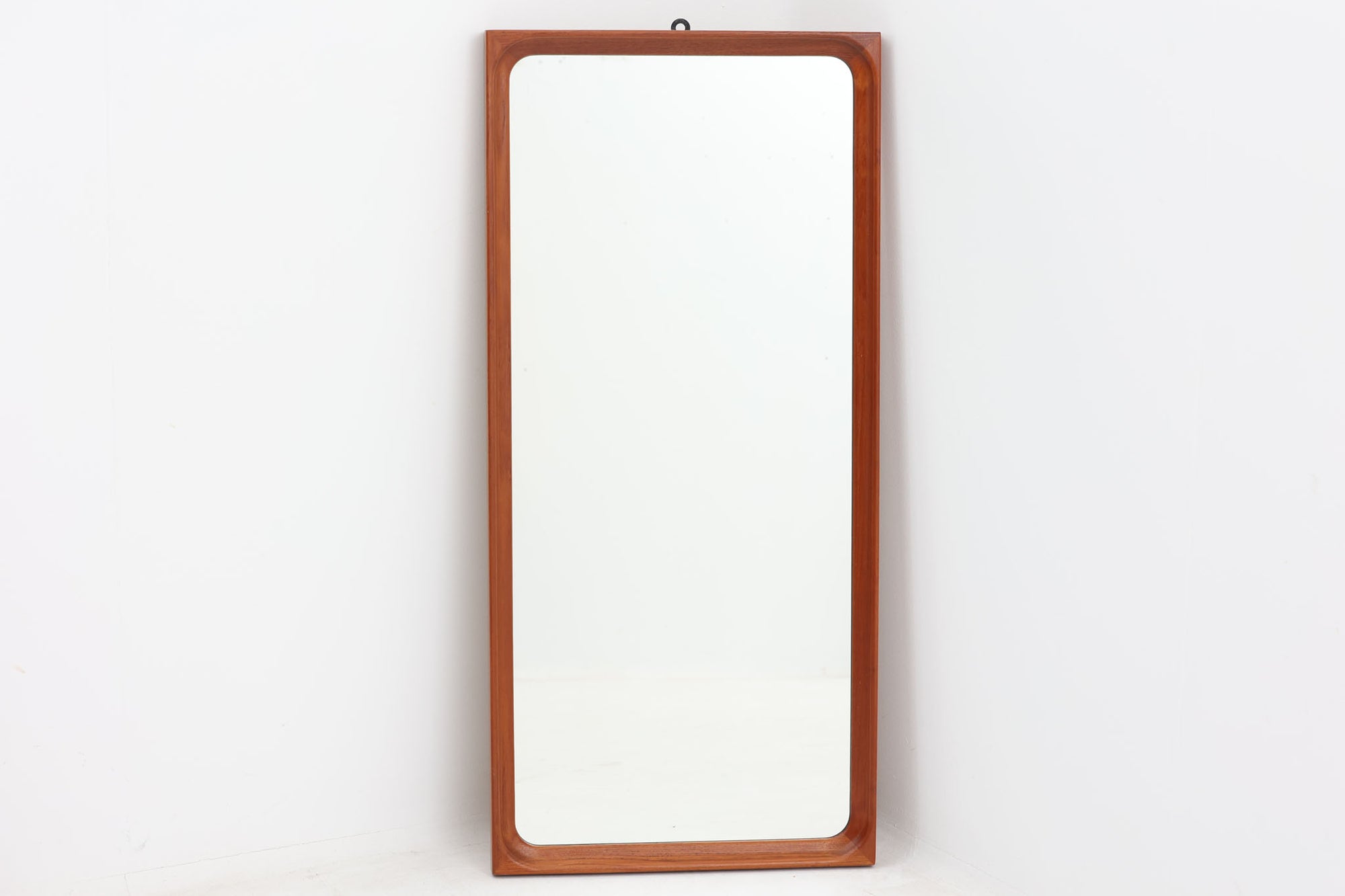 北欧より買い付けたビンテージミラーです。フレームにはチーク無垢材が贅沢に使用されています。
